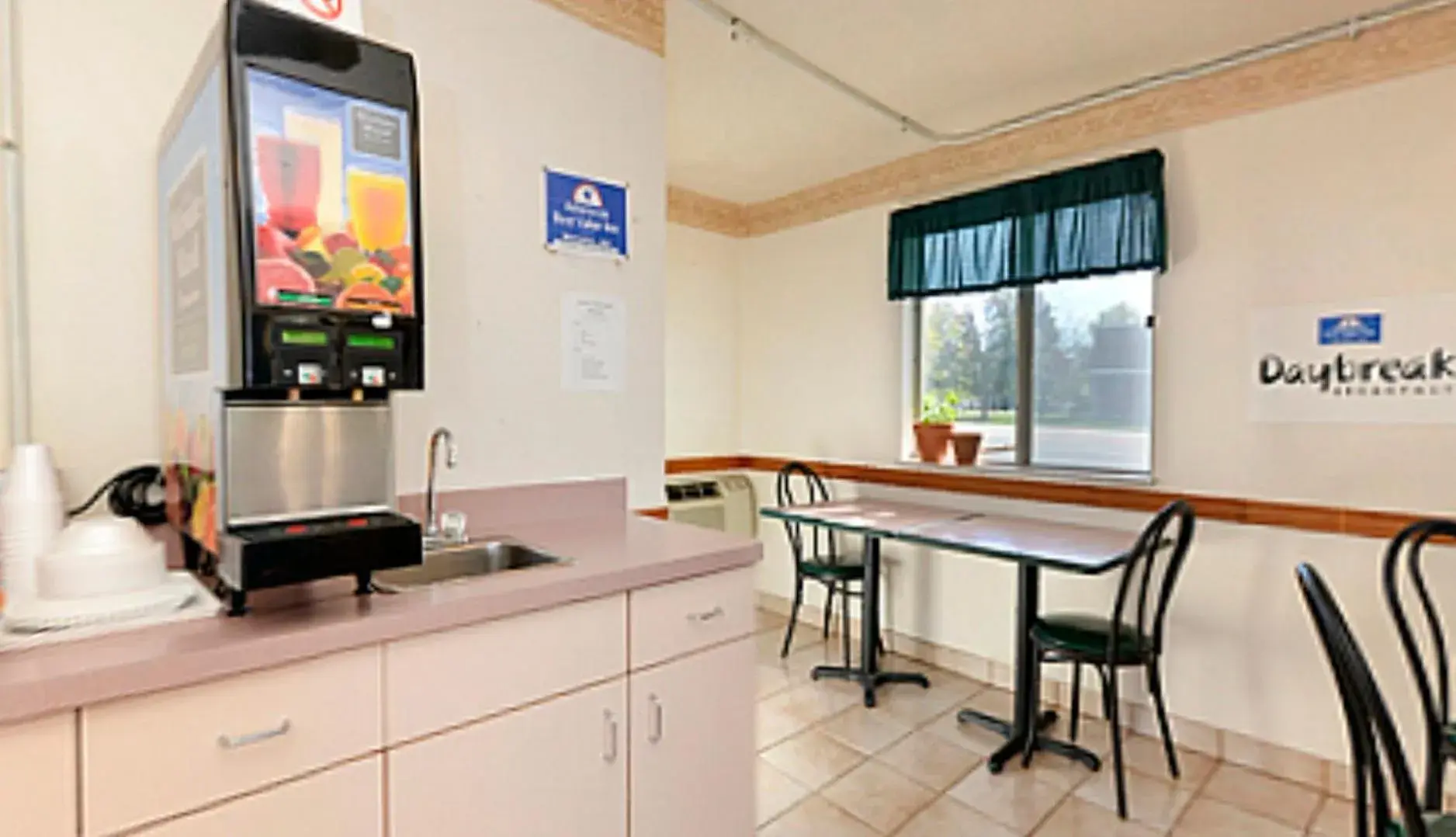 Coffee/tea facilities, Kitchen/Kitchenette in Extended Stay Warrenton Inn