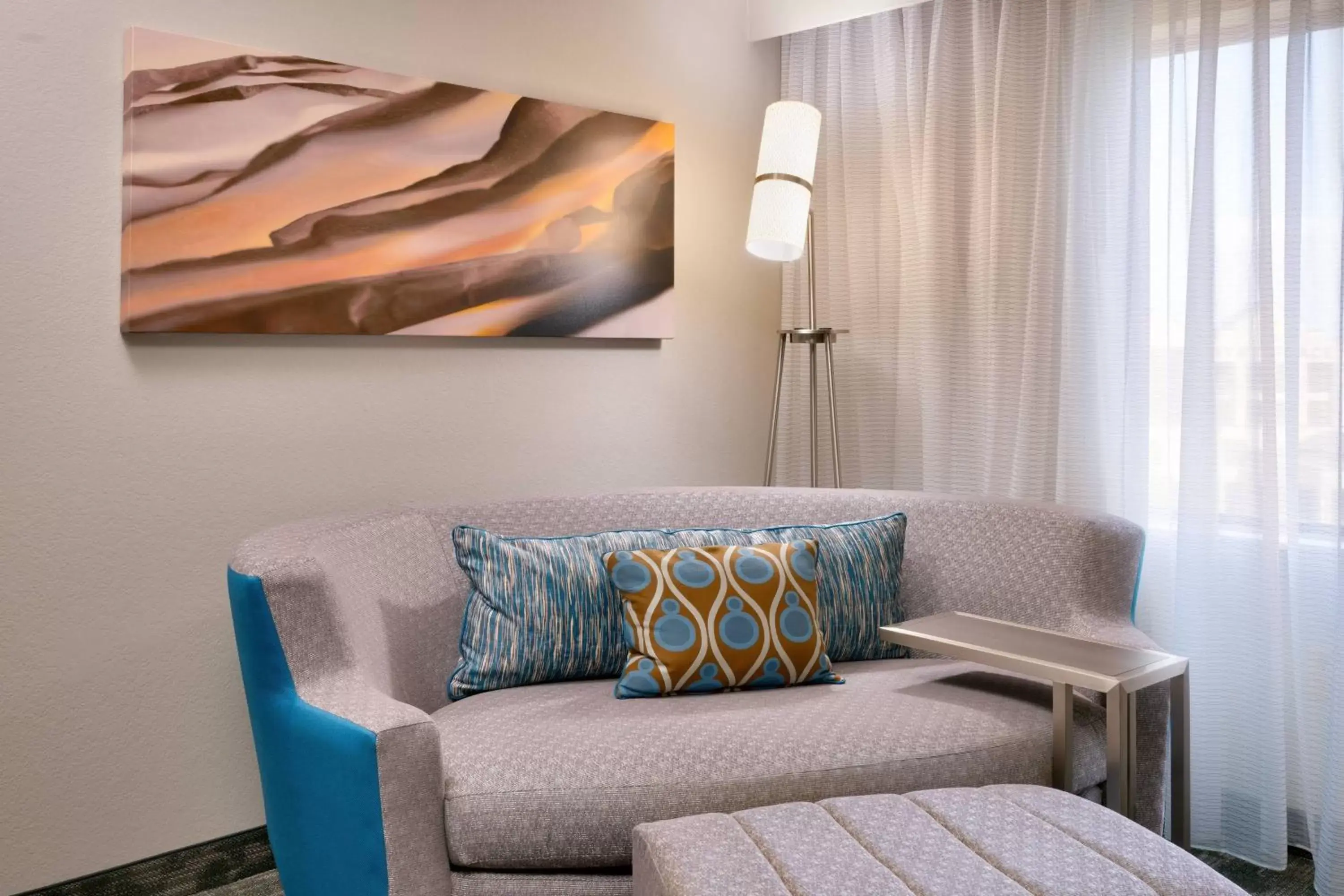 Photo of the whole room, Seating Area in Courtyard by Marriott Oklahoma City Northwest