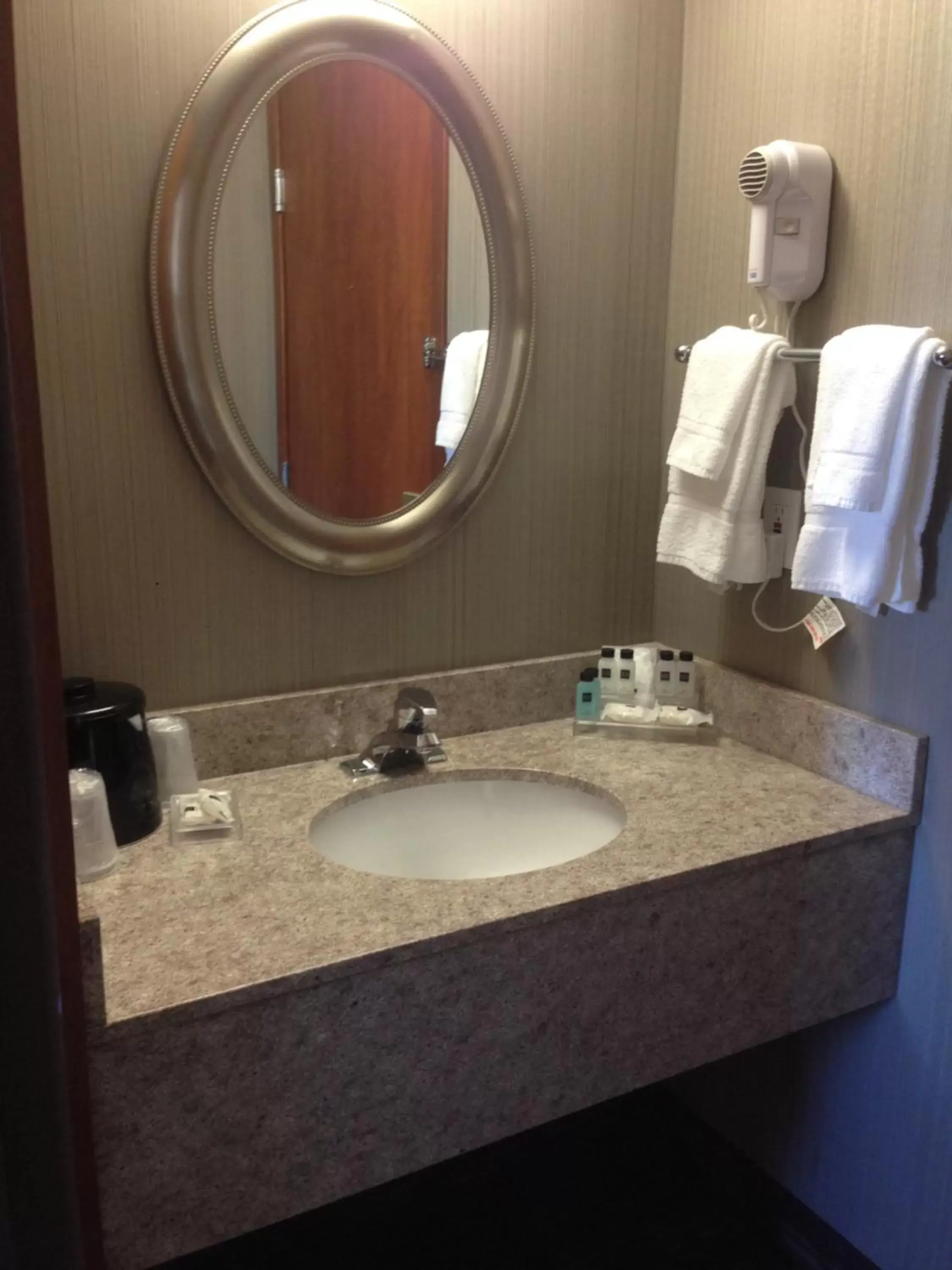 Bathroom in Country Inn & Suites, Delta Park, Portland, OR