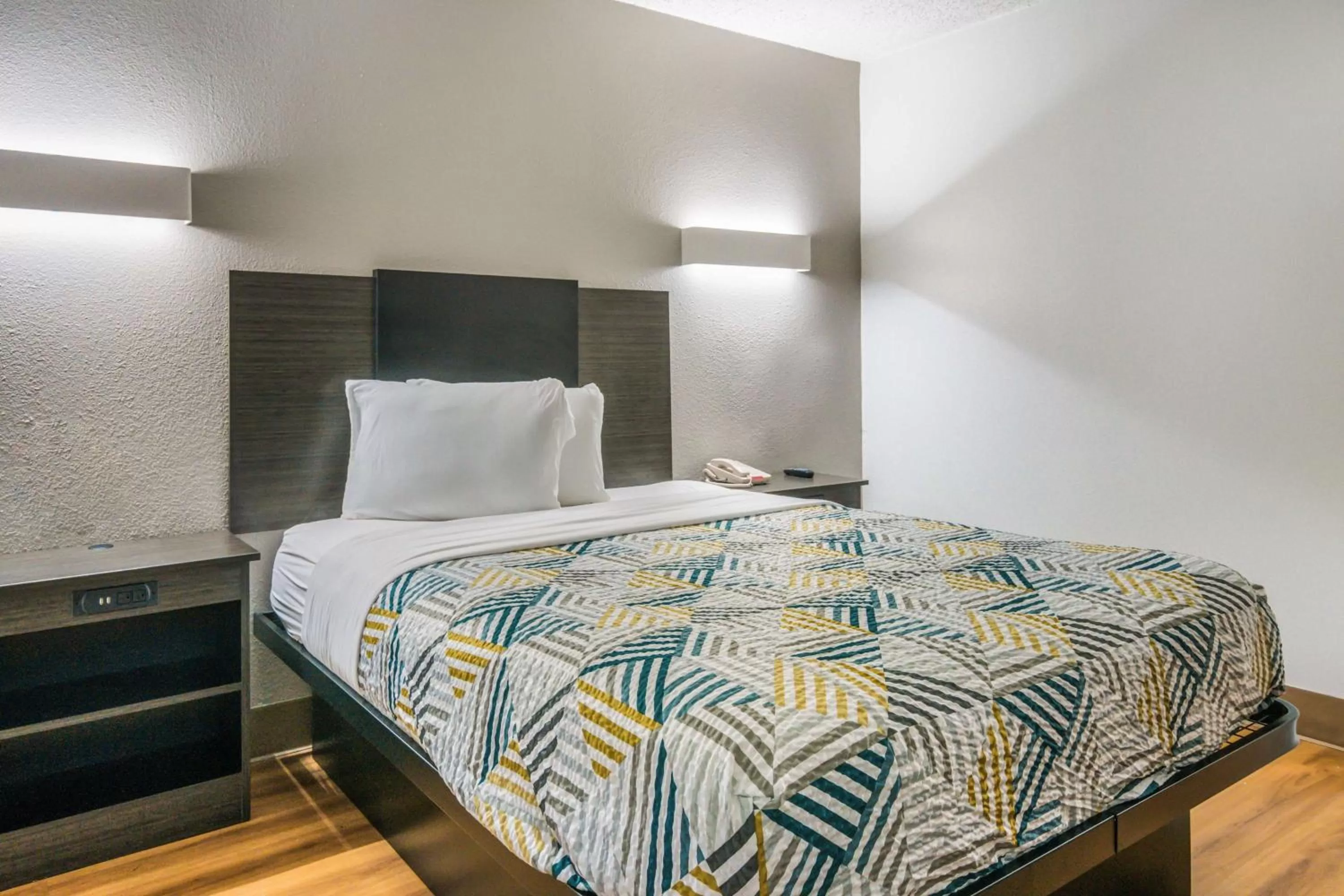 Photo of the whole room, Bed in Motel 6-Irving, TX - Dallas