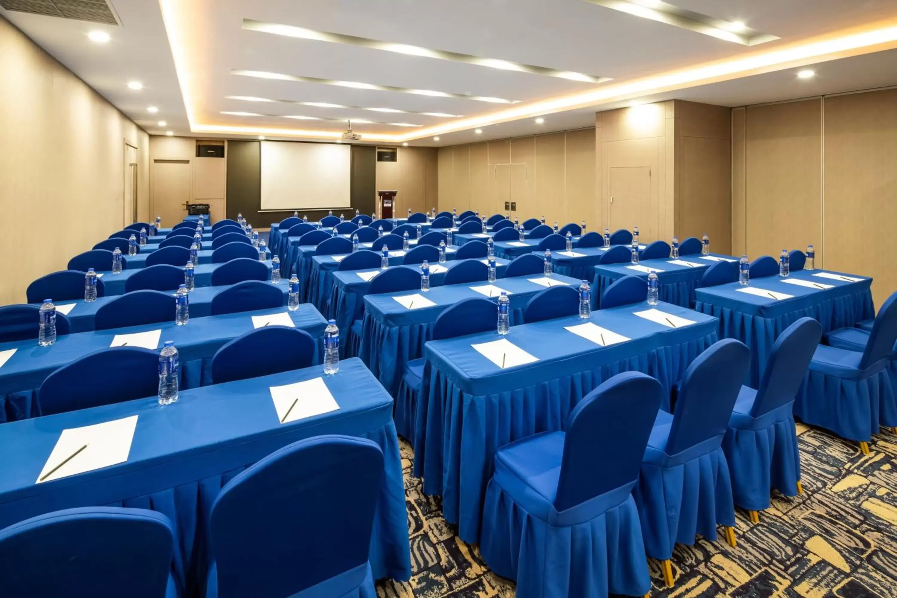 Meeting/conference room in Holiday Inn Express Shenyang North Station, an IHG Hotel