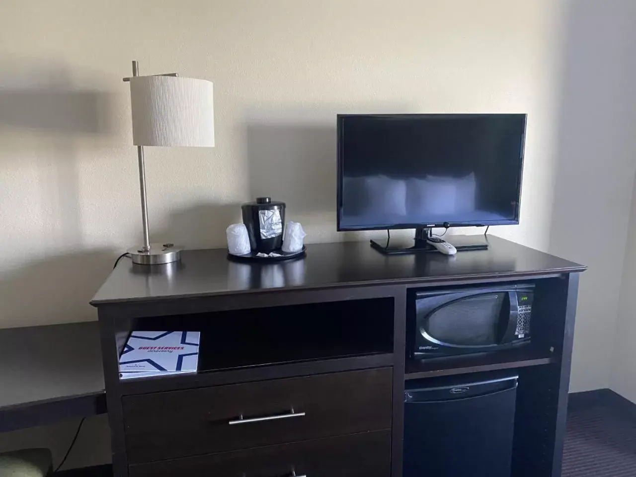 TV and multimedia, TV/Entertainment Center in AmericInn by Wyndham Hartford SD