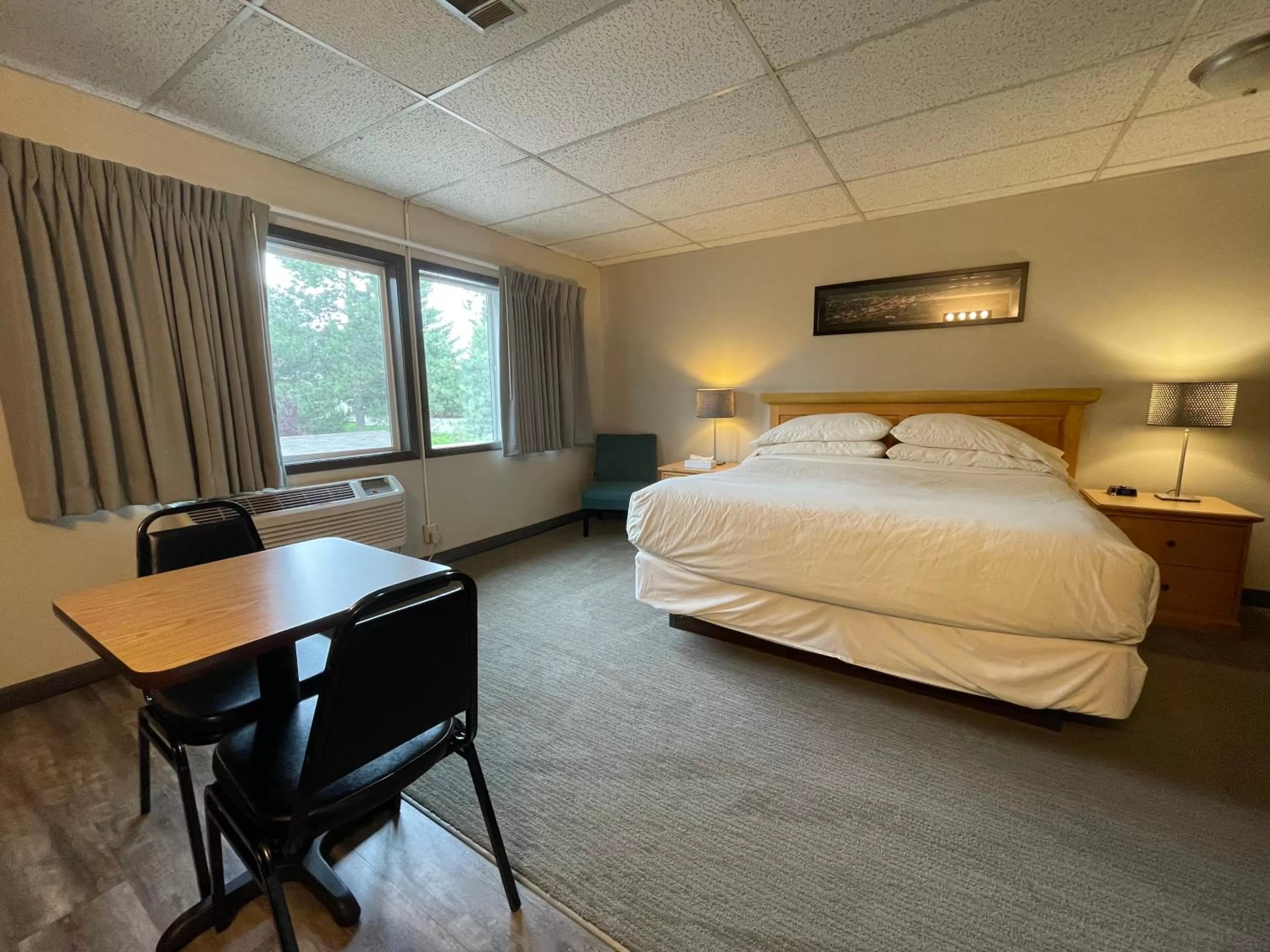 Bed in Boulder Twin Lakes Inn