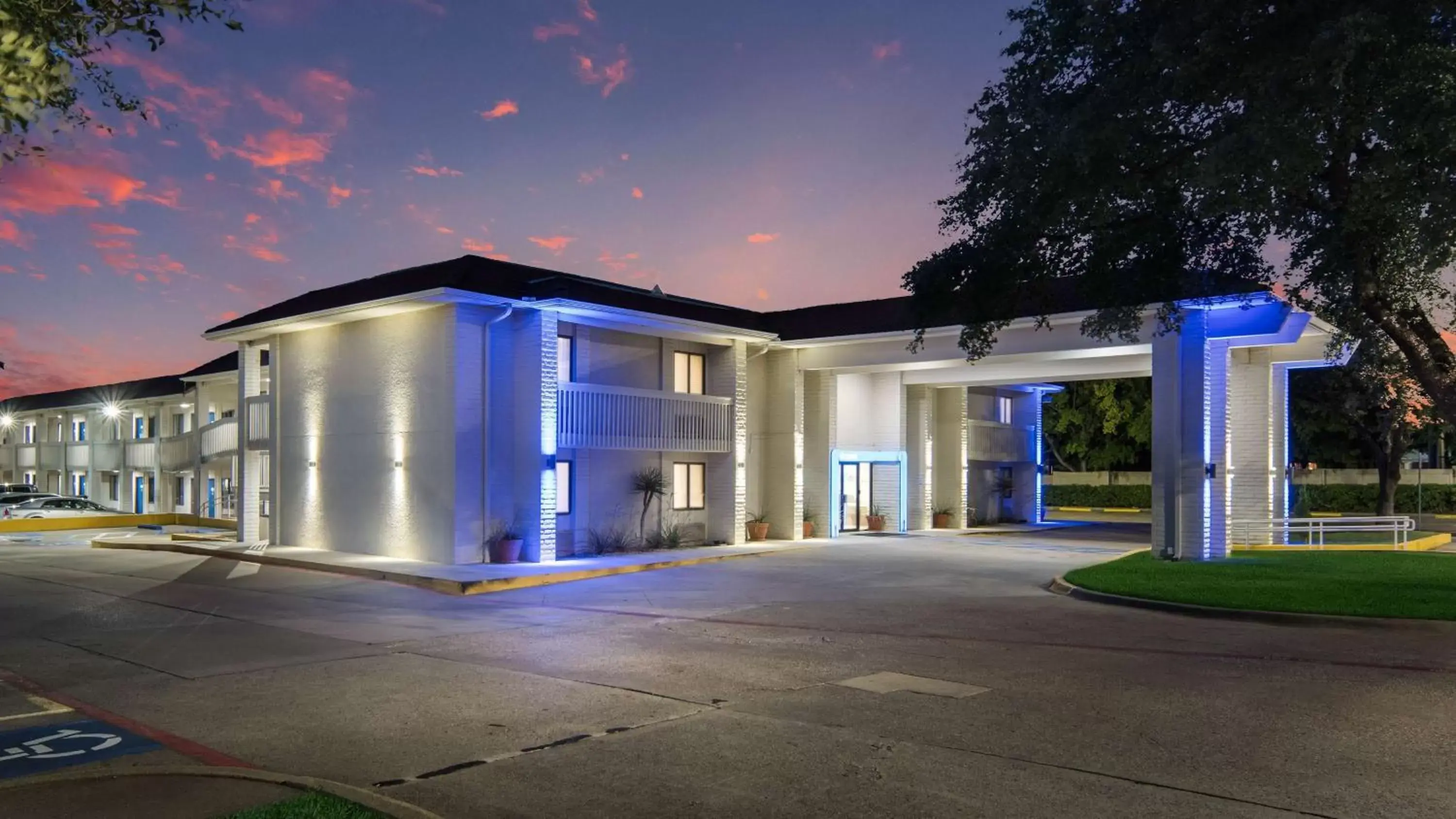 Property building in Motel 6-Addison, TX - Dallas Property building in Motel 6-Addison, TX - Dallas