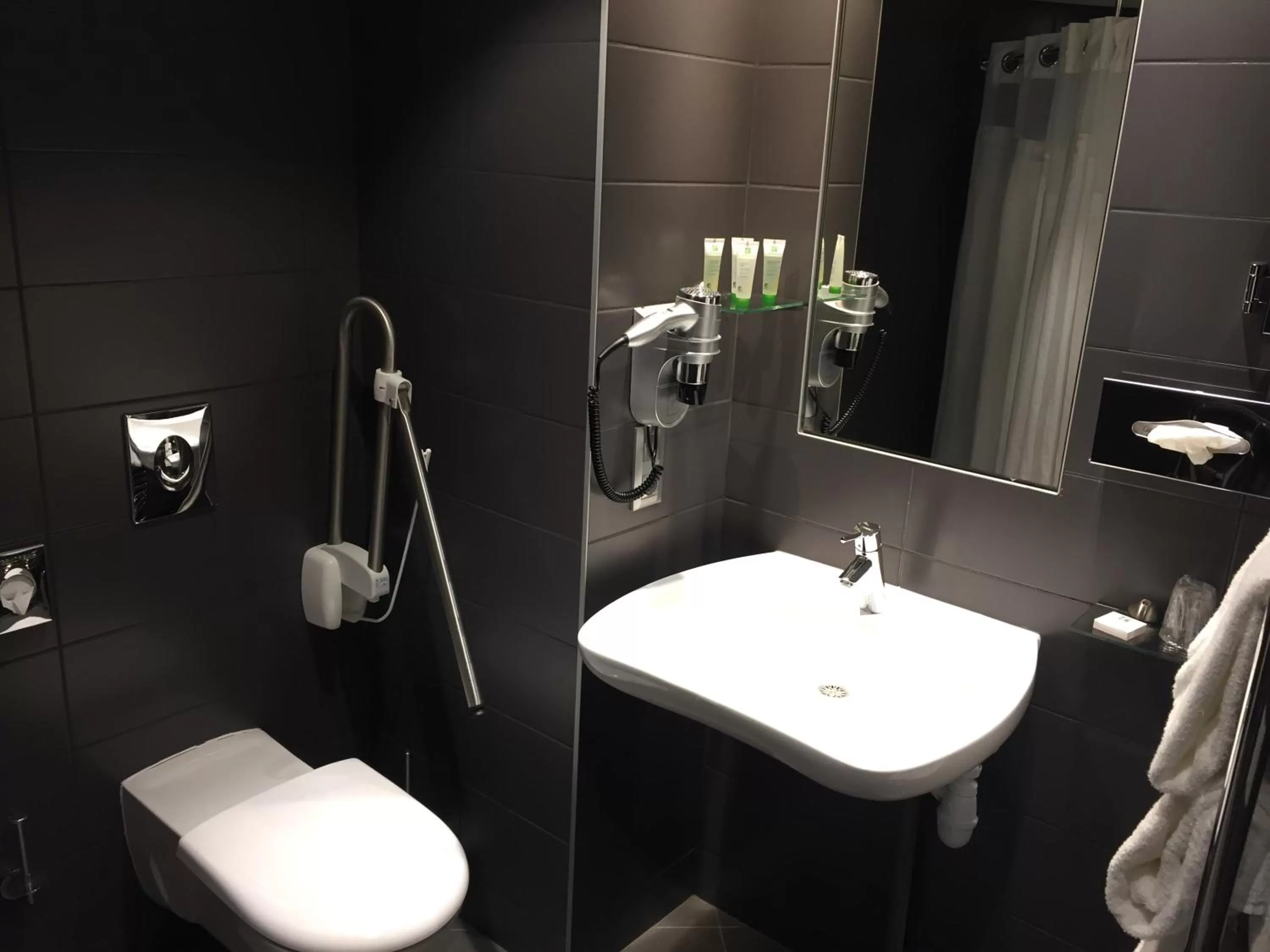 Shower in Holiday Inn Dijon Toison D'or by IHG