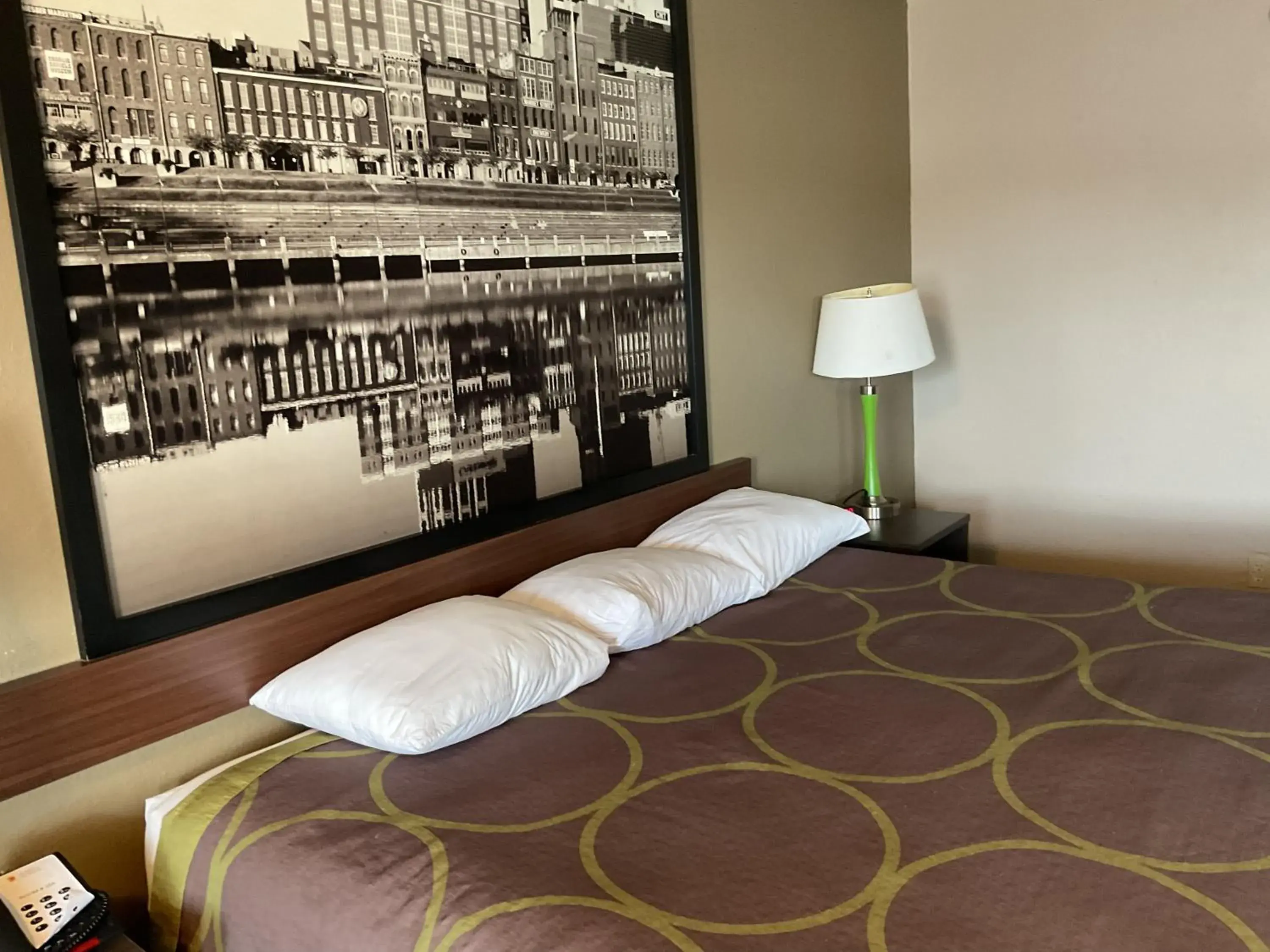 Bed in Super 8 by Wyndham Chattanooga/East Ridge