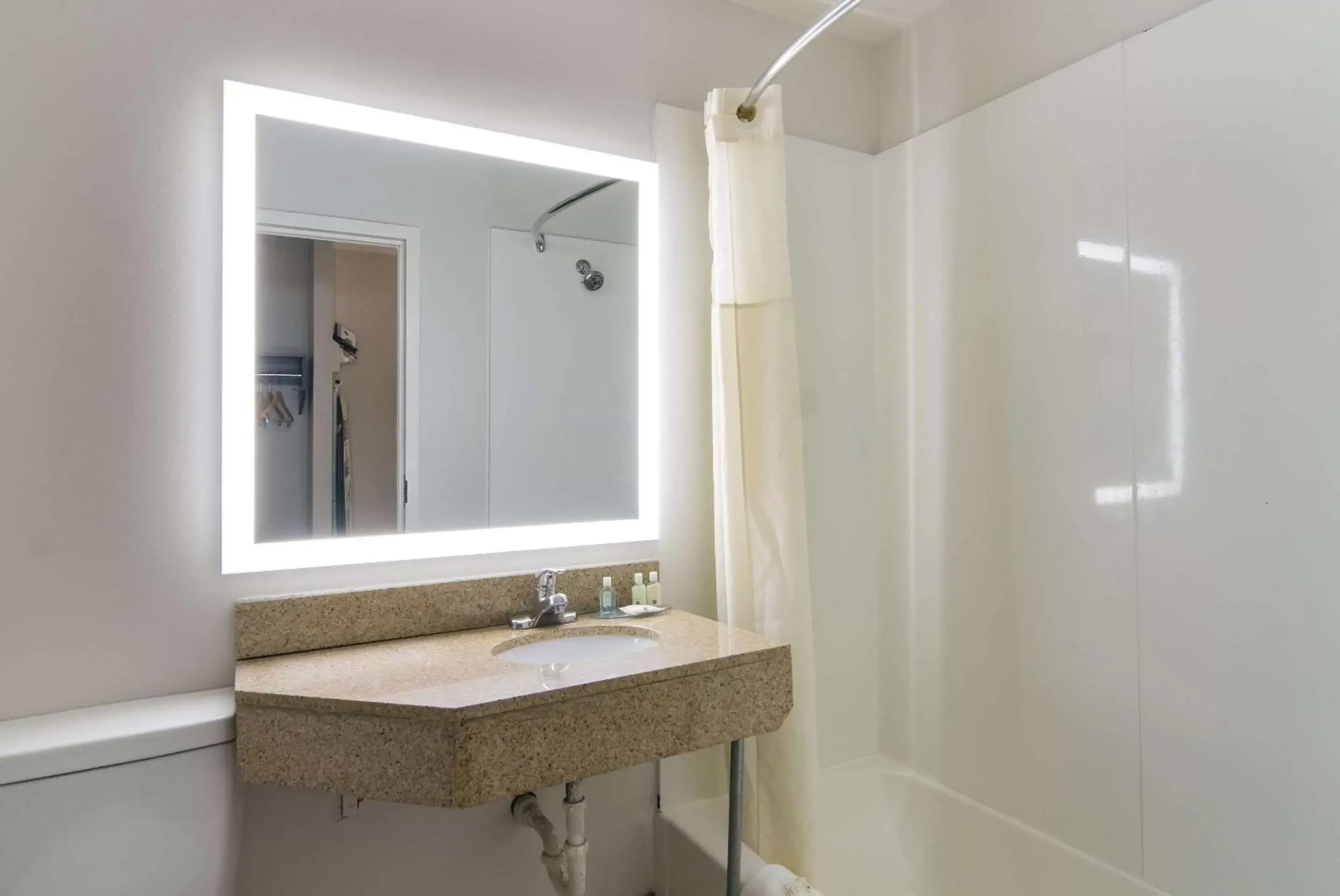 Bedroom, Bathroom in Quality Inn Aurora - Naperville Area