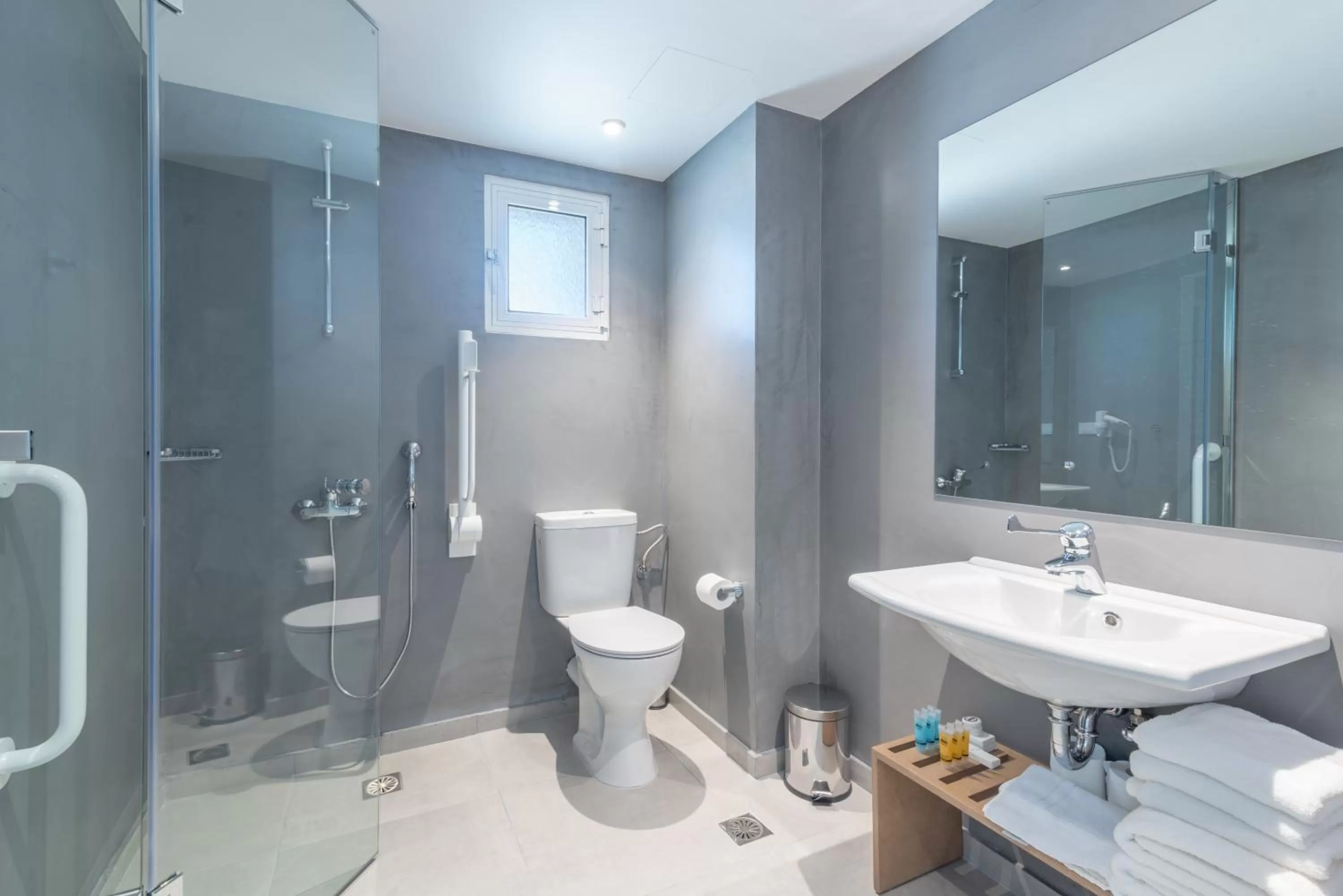 Bathroom in Hotel Avra by Smile hotels - Free Airport Shuttle