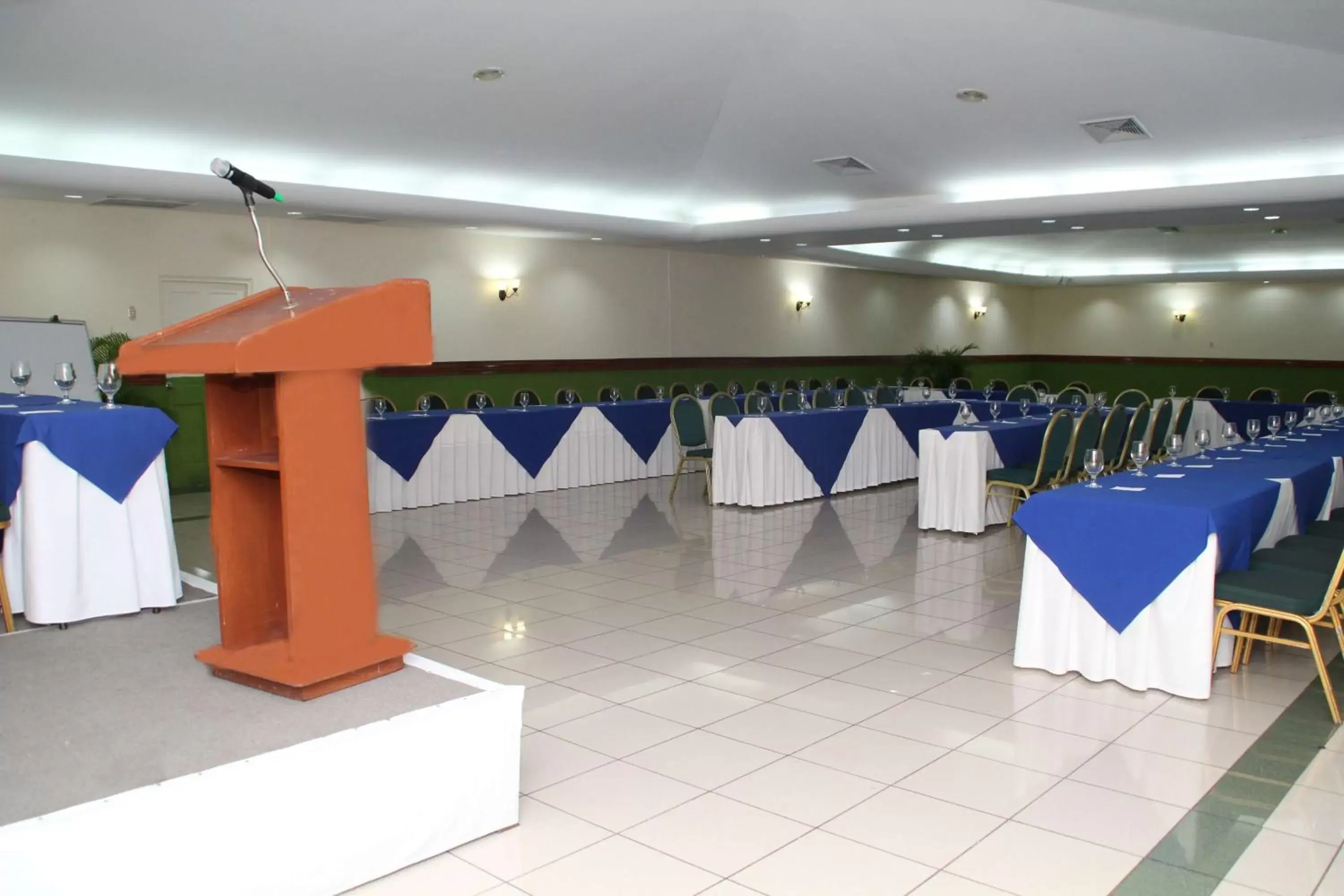 On site, Banquet Facilities in Best Western Las Mercedes Airport