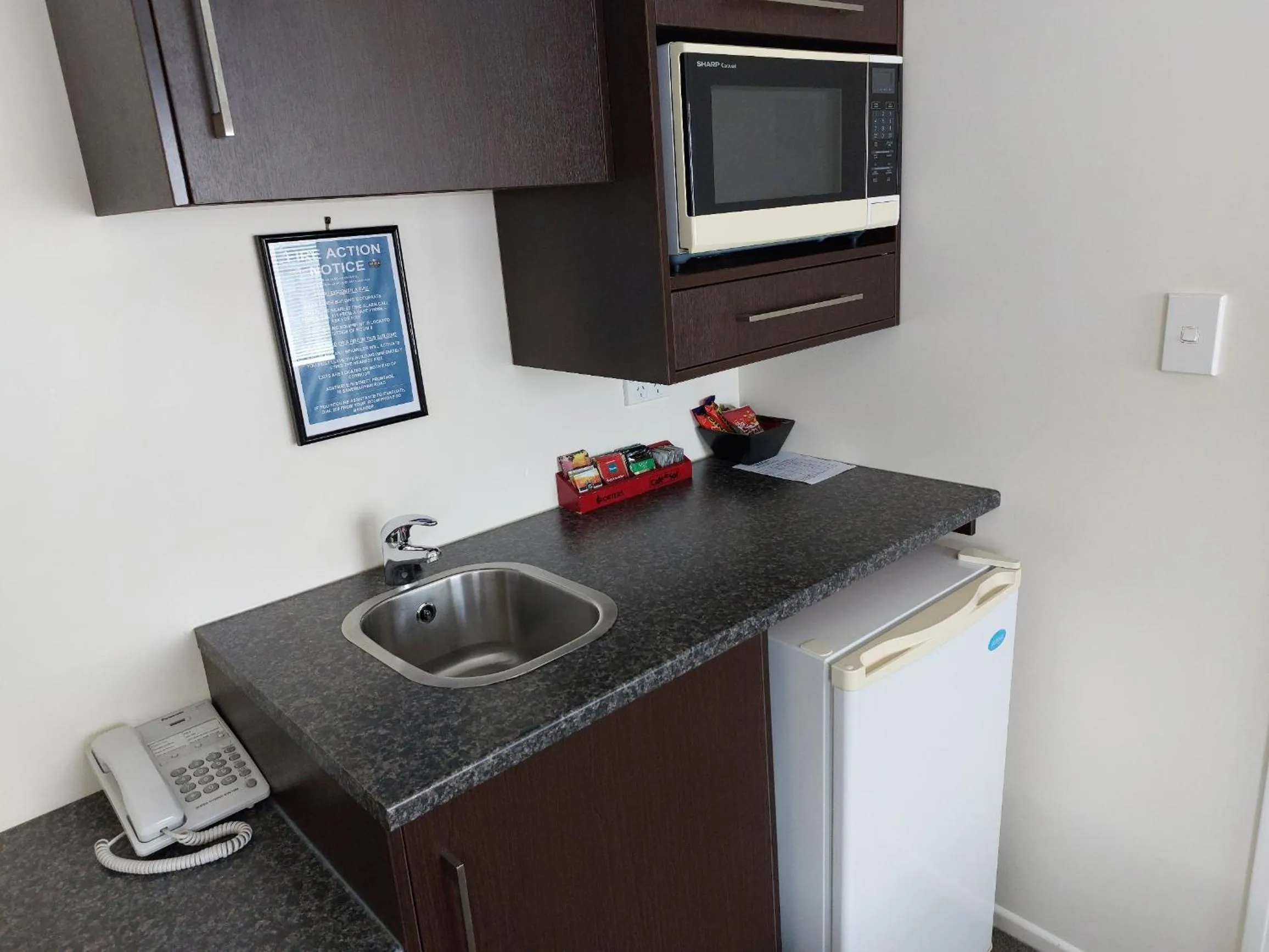 Kitchen or kitchenette in At Eden Park Motel