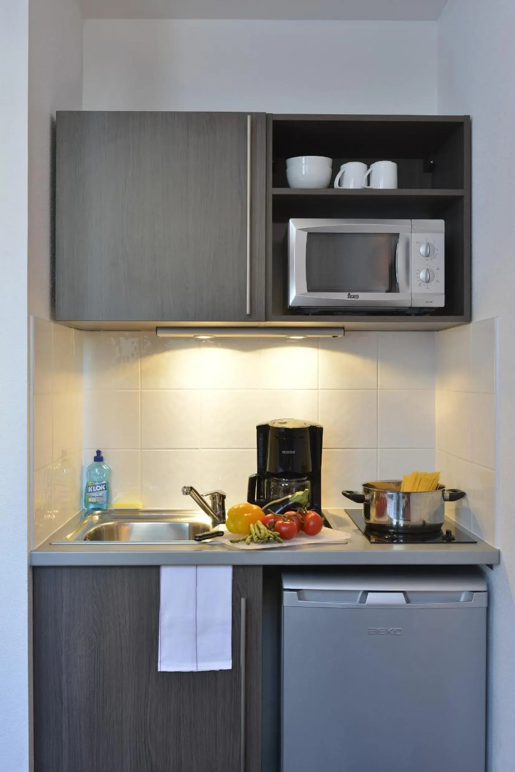 Kitchen or kitchenette, Kitchen/Kitchenette in Aparthotel Adagio Access Toulouse St Cyprien