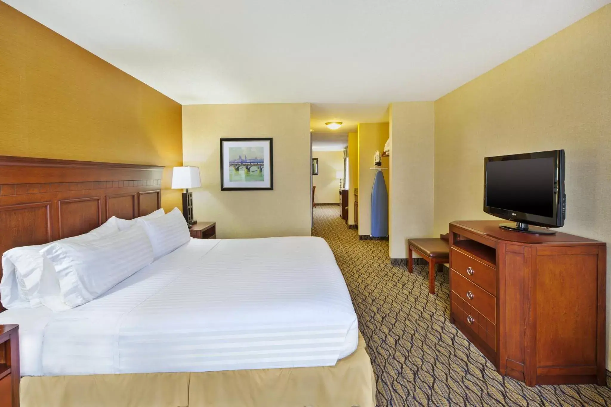 Photo of the whole room, Bed in Holiday Inn Express Hotel & Suites - Belleville Area, an IHG Hotel