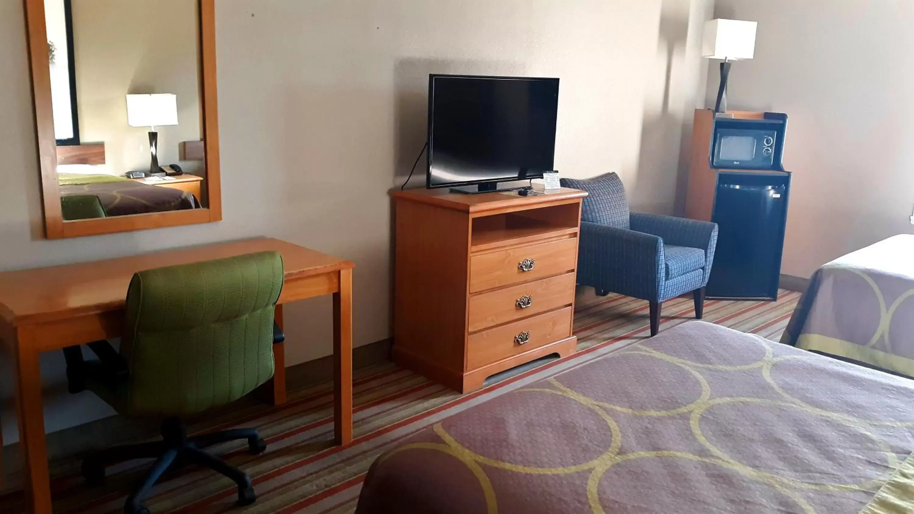 TV and multimedia, TV/Entertainment Center in Super 8 by Wyndham Fort Chiswell Wytheville Area