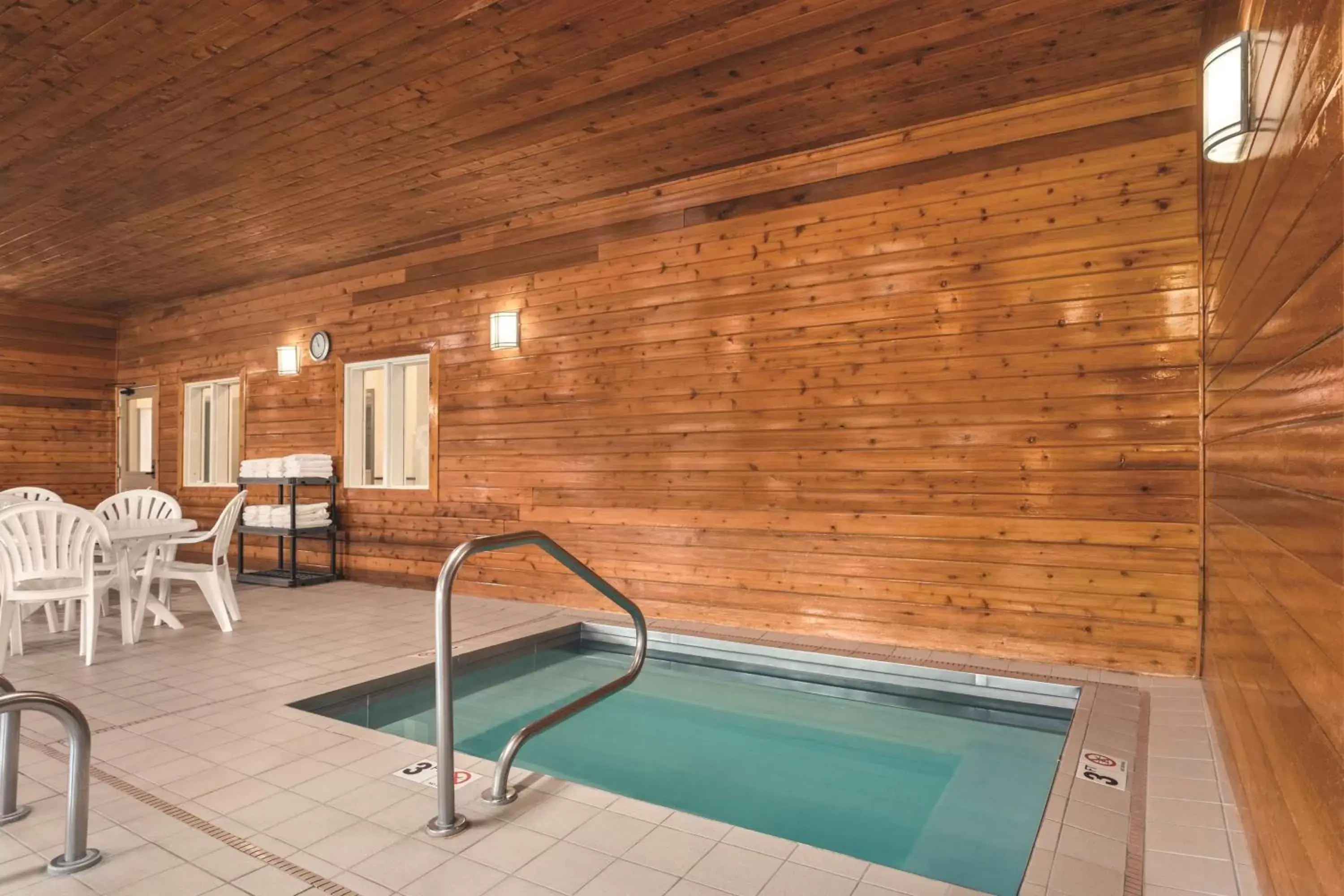 Spa and wellness centre/facilities in Country Inn & Suites by Radisson, Dakota Dunes, SD