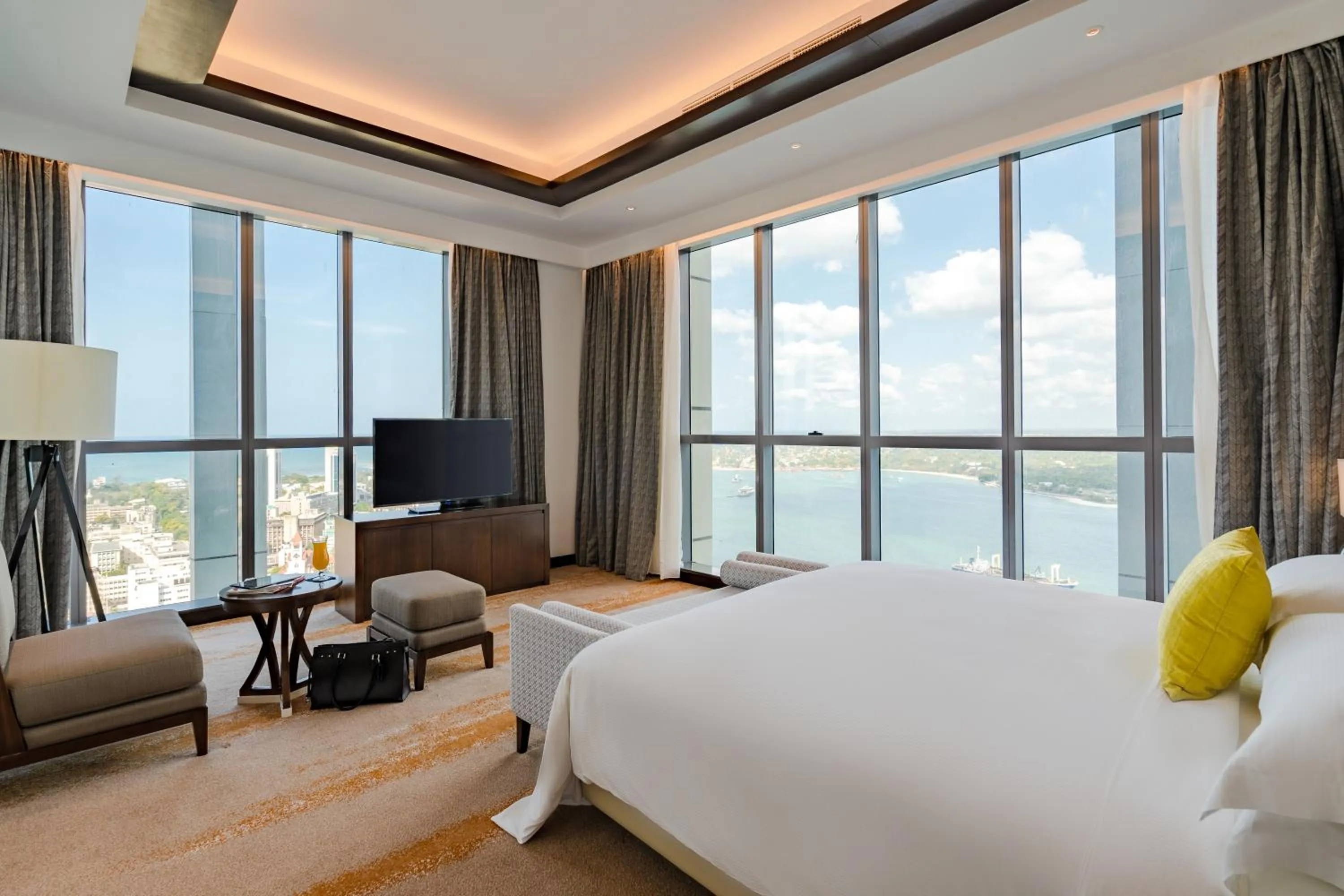 Bedroom, Bed in Johari Rotana