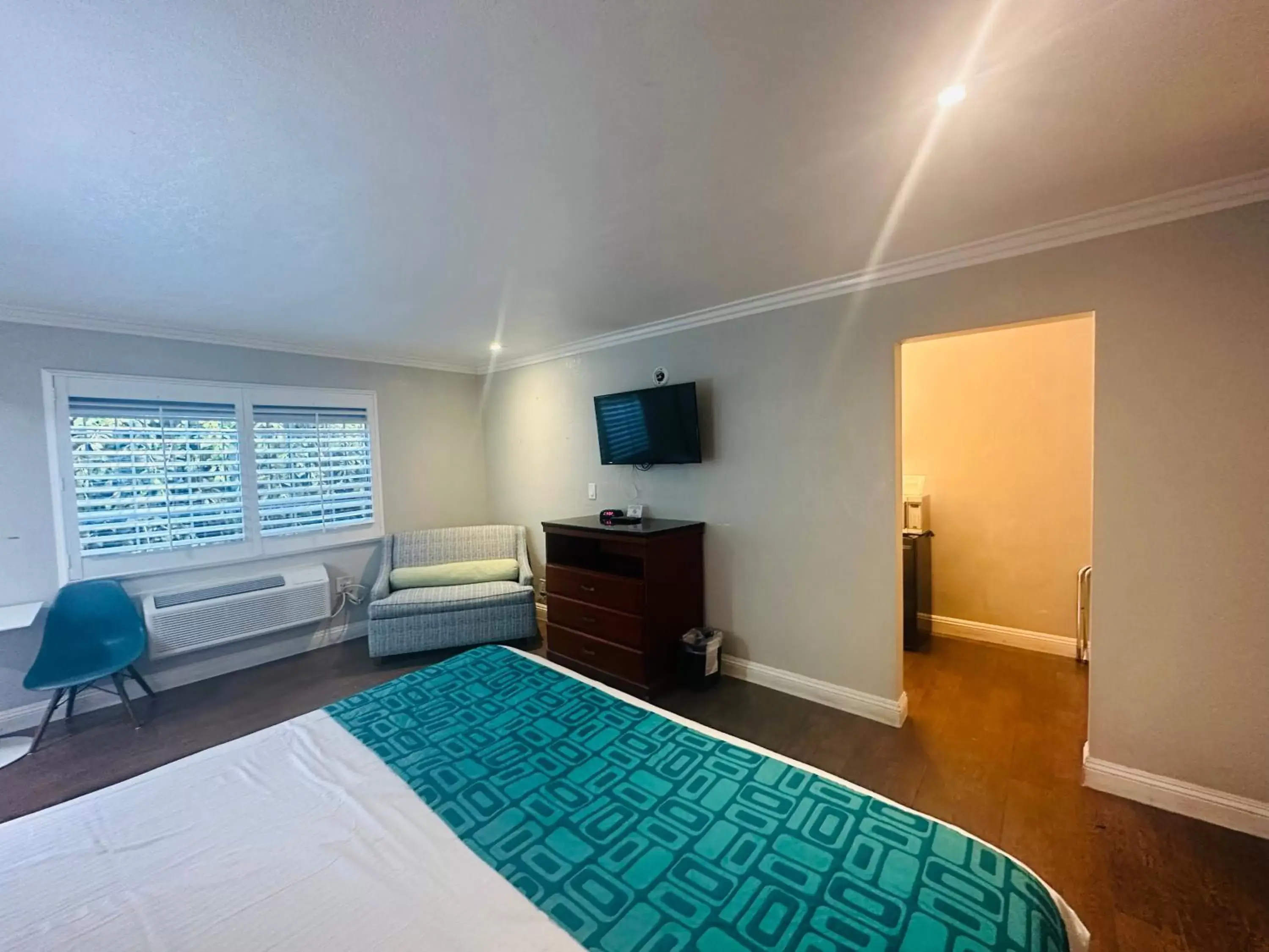 Communal lounge/ TV room, Bed in Casa Blanca Hotel & Suites Orange