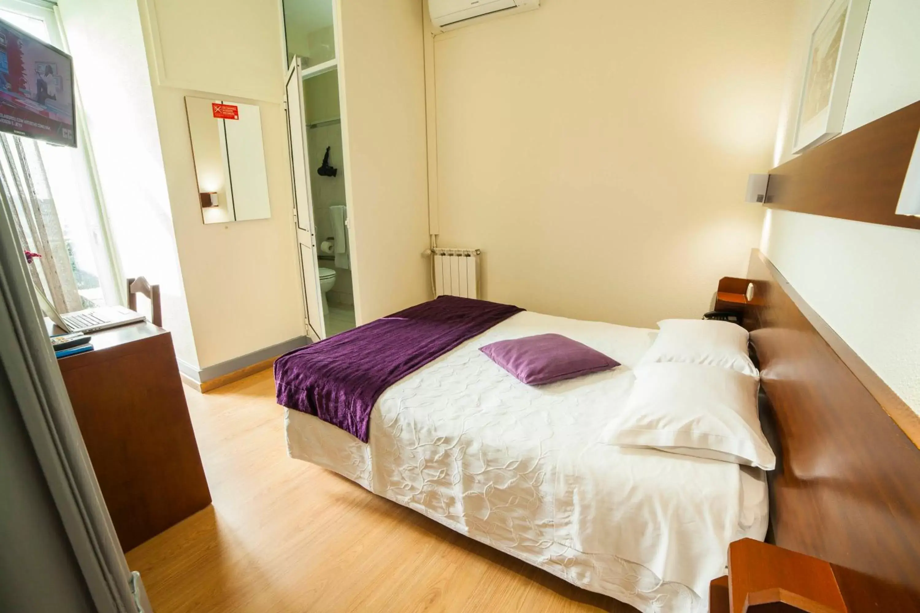 Bed in Hotel Estoril Porto