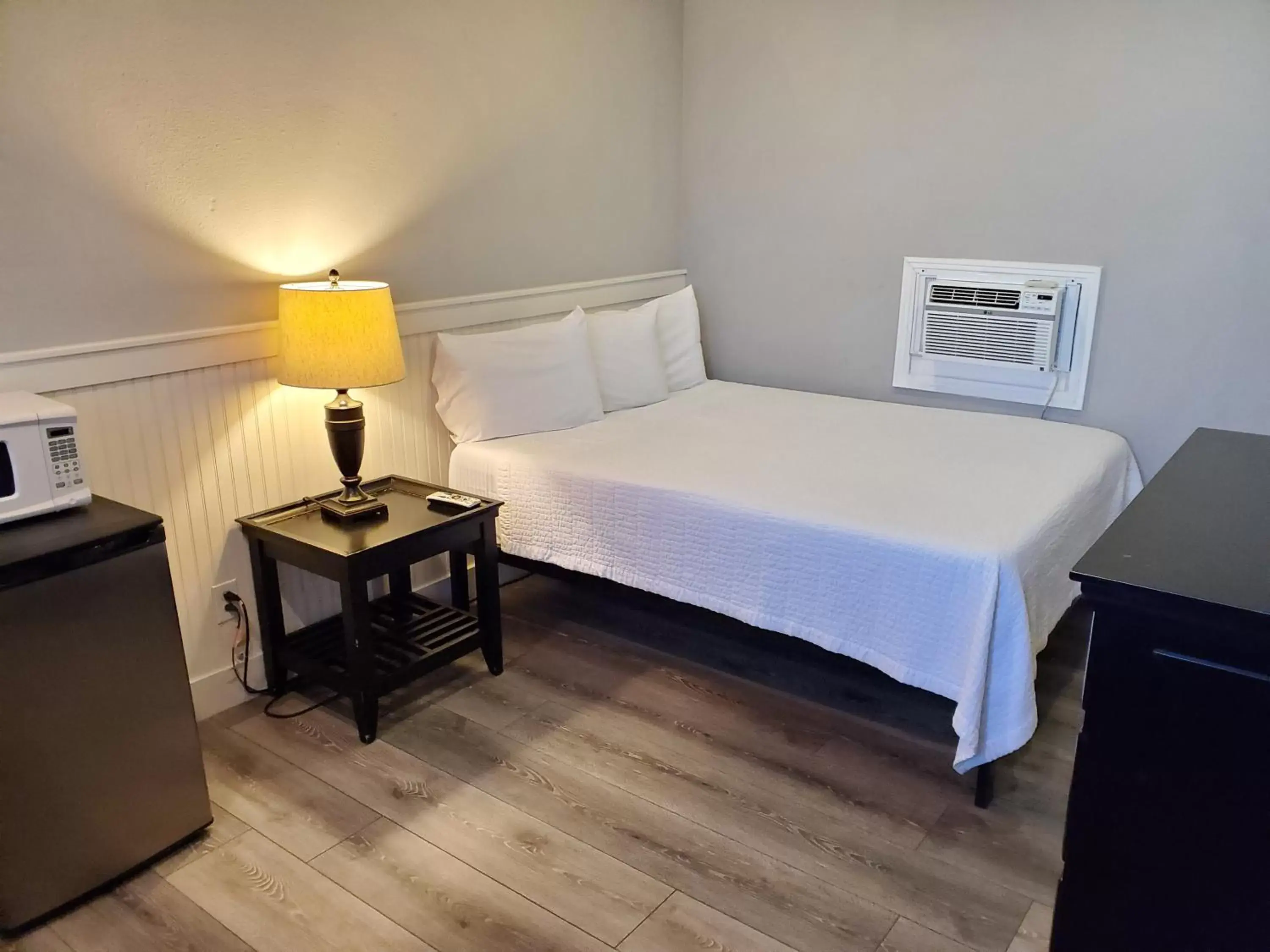 Bed in Coronado Inn