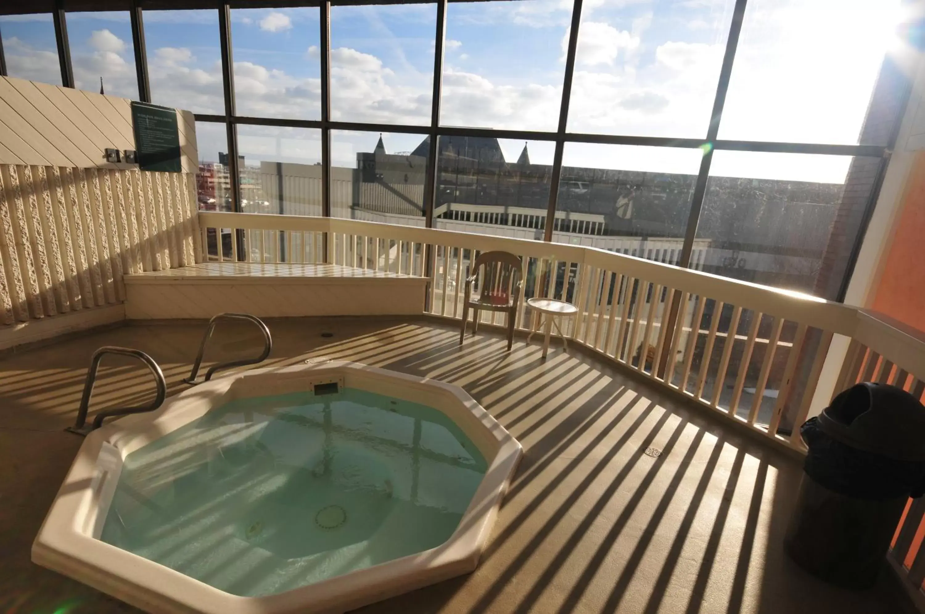 Hot Tub, Swimming Pool in Radisson Hotel Duluth-Harborview