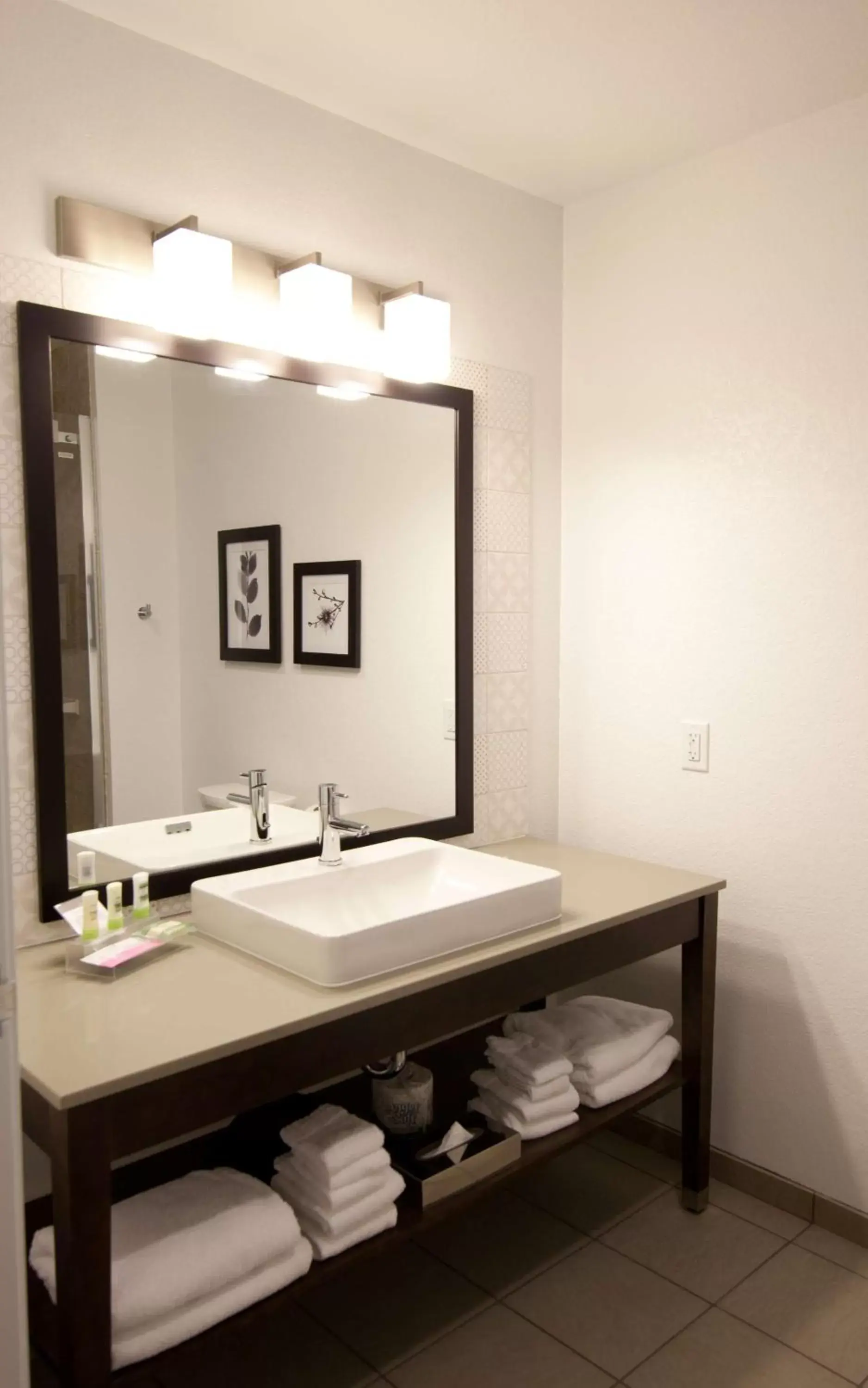 Bathroom in Country Inn & Suites by Radisson, Decorah, IA