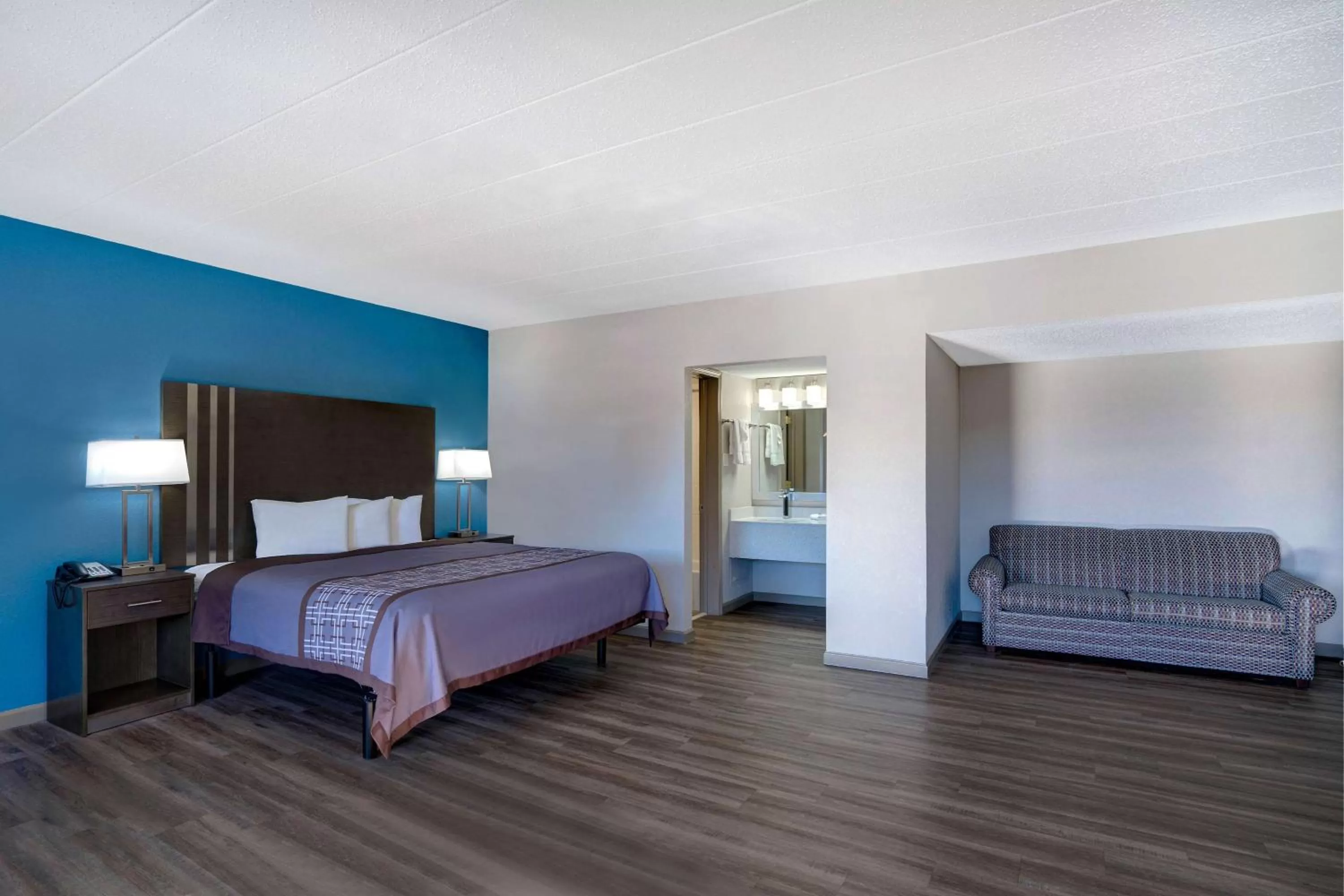 Photo of the whole room, Bed in Motel 6 Burlington