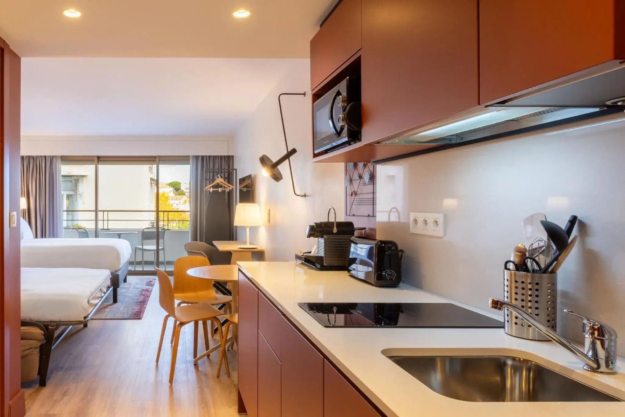 Photo of the whole room, Kitchen/Kitchenette in Staybridge Suites Cannes Centre