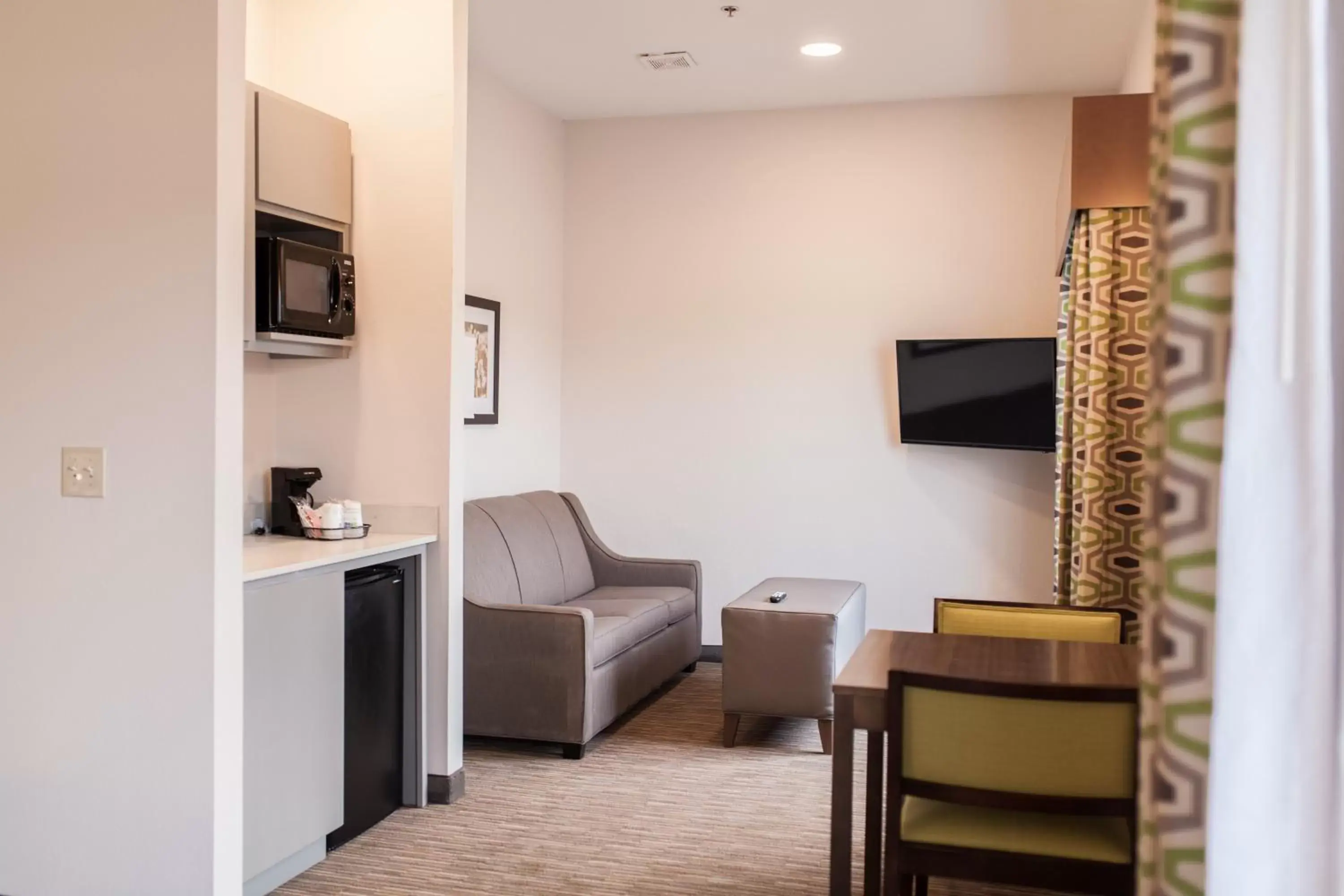 Bedroom, TV/Entertainment Center in Holiday Inn Express & Suites Sweetwater, an IHG Hotel