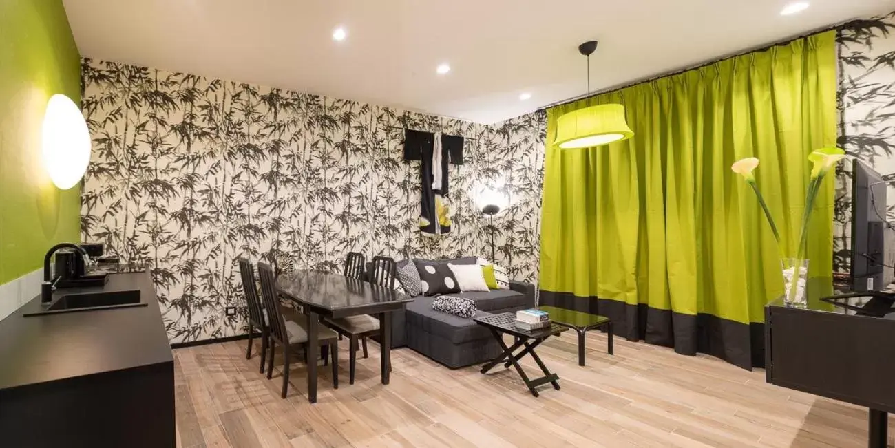 Dining Area in Rainbow Suite