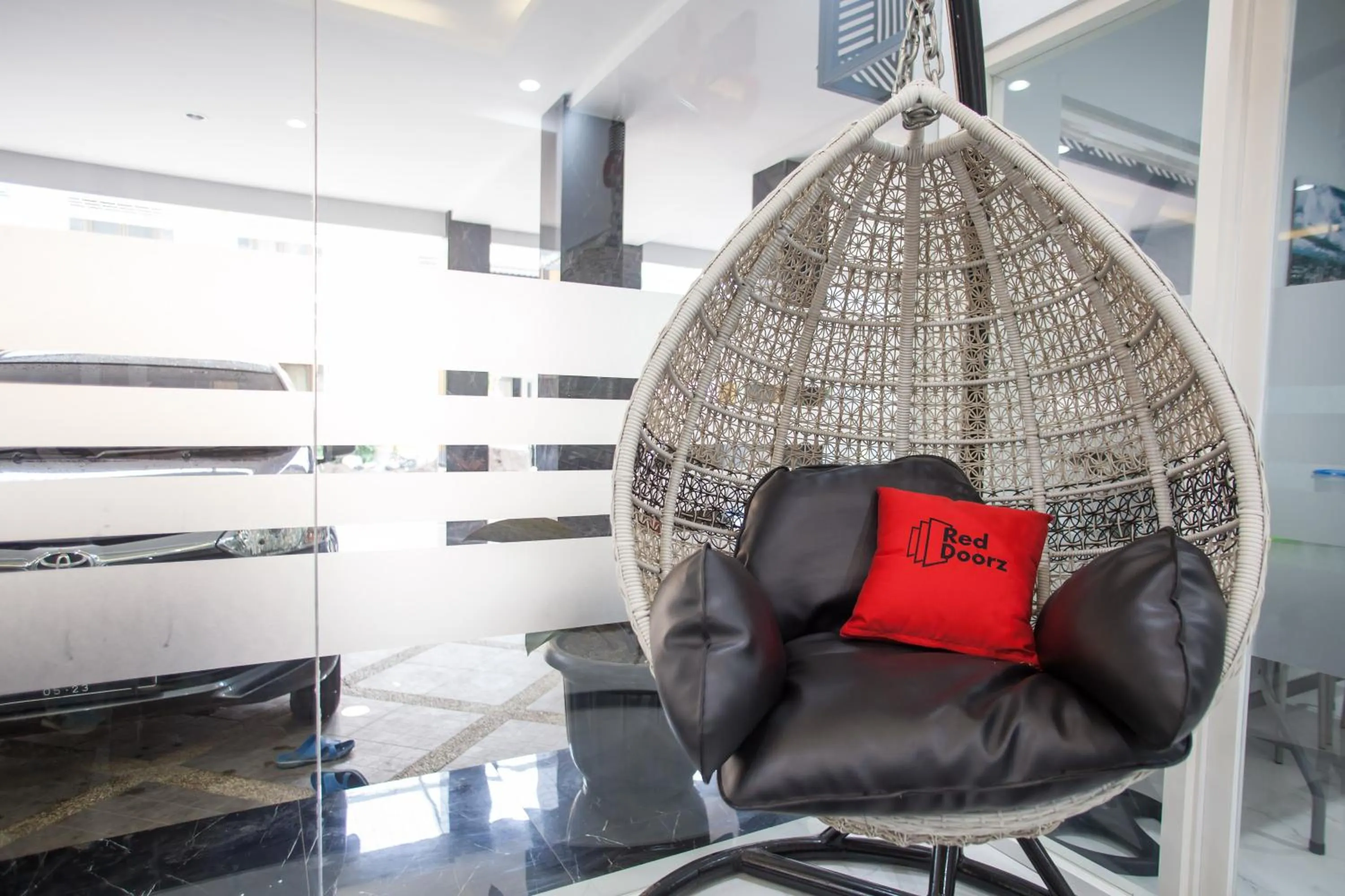 Seating area in RedDoorz Plus near Politeknik Negeri Malang