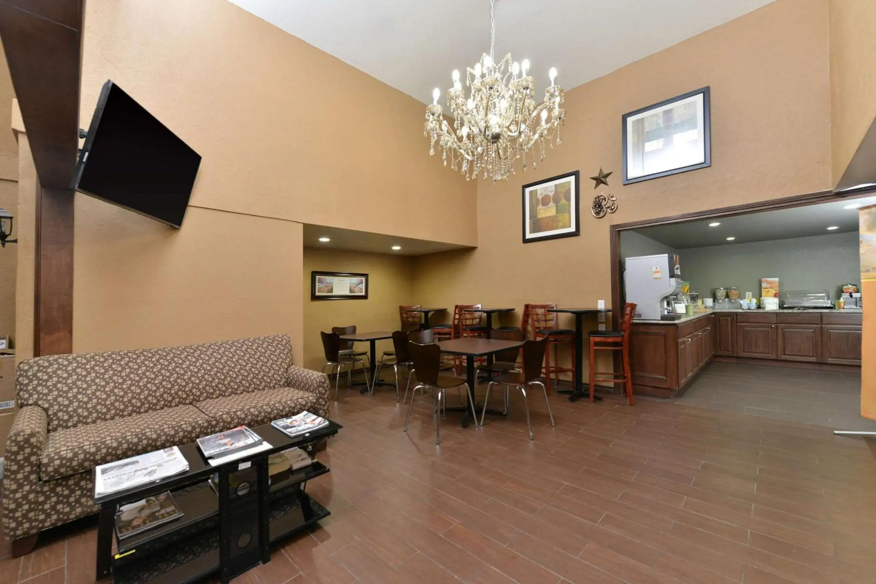 Lobby or reception, Restaurant/Places to Eat in Quality Inn Gonzales