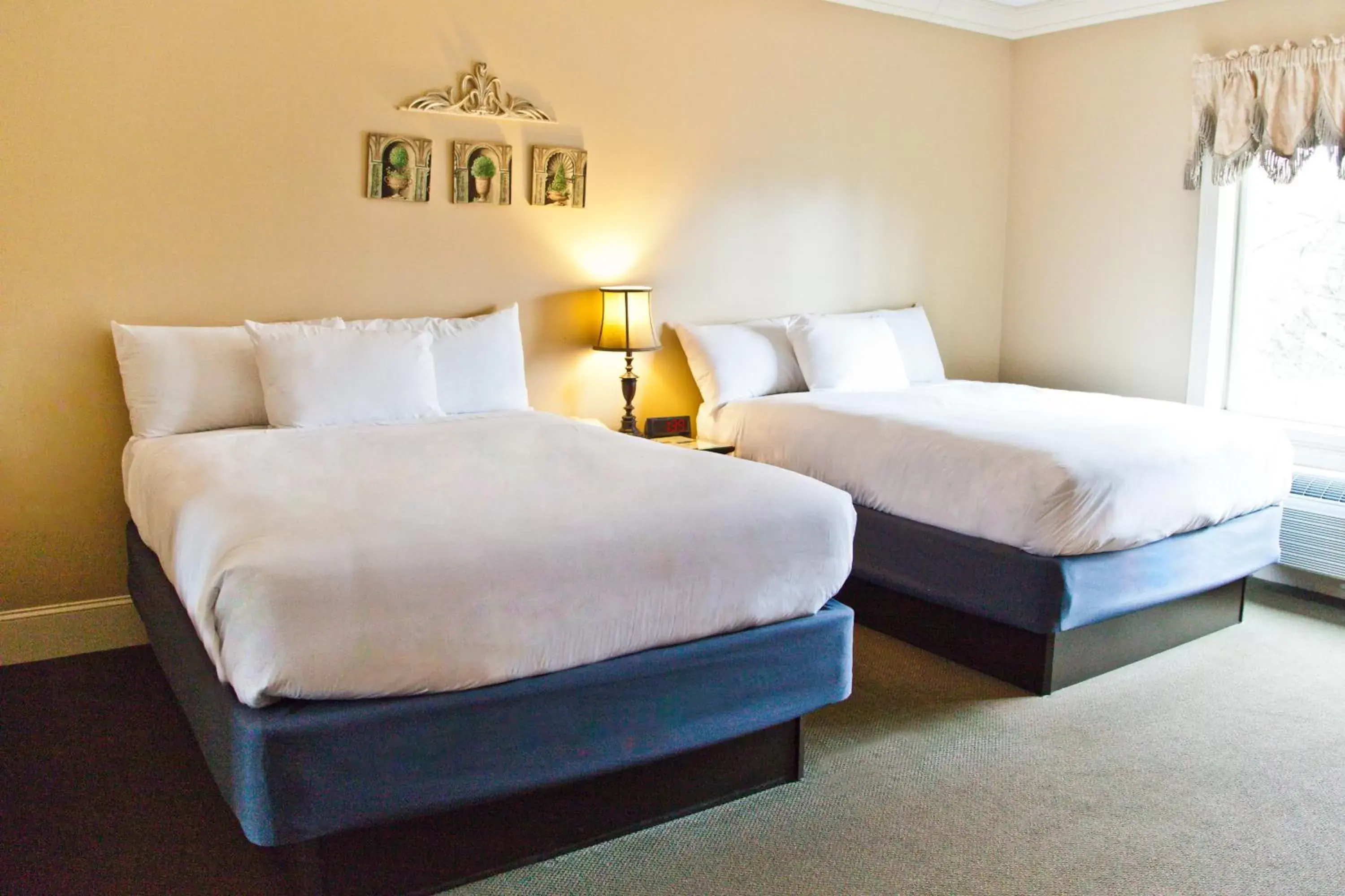 Bedroom, Bed in Inn at Crestwood