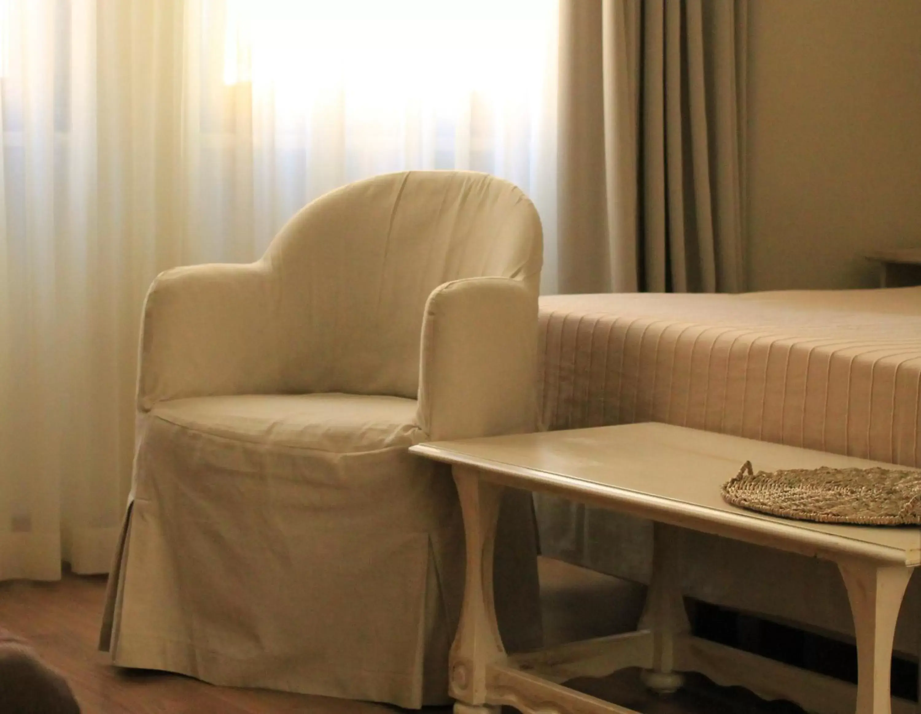 Bedroom, Seating Area in Hotel Touring