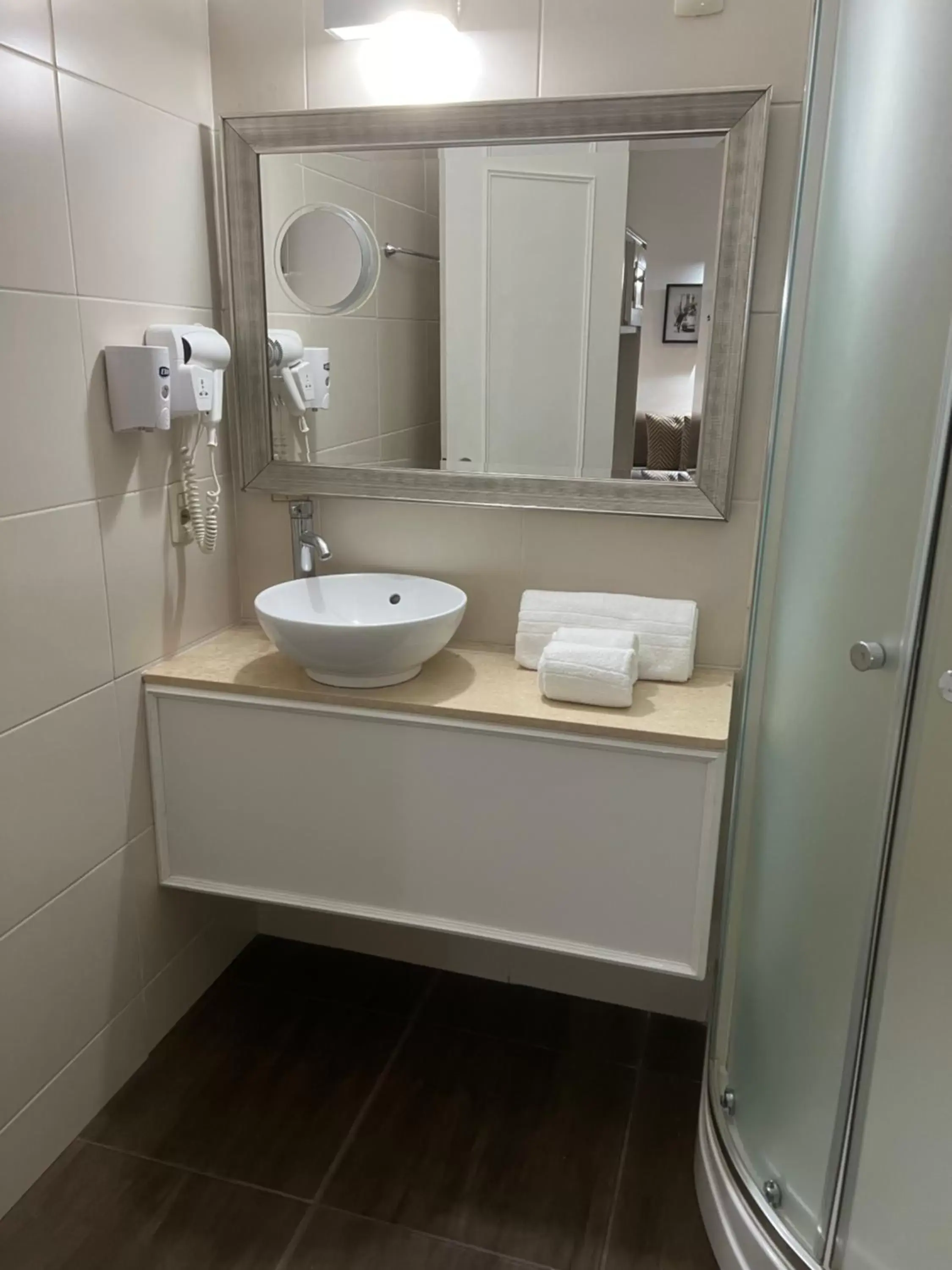 Shower, Bathroom in Hotel Alvear