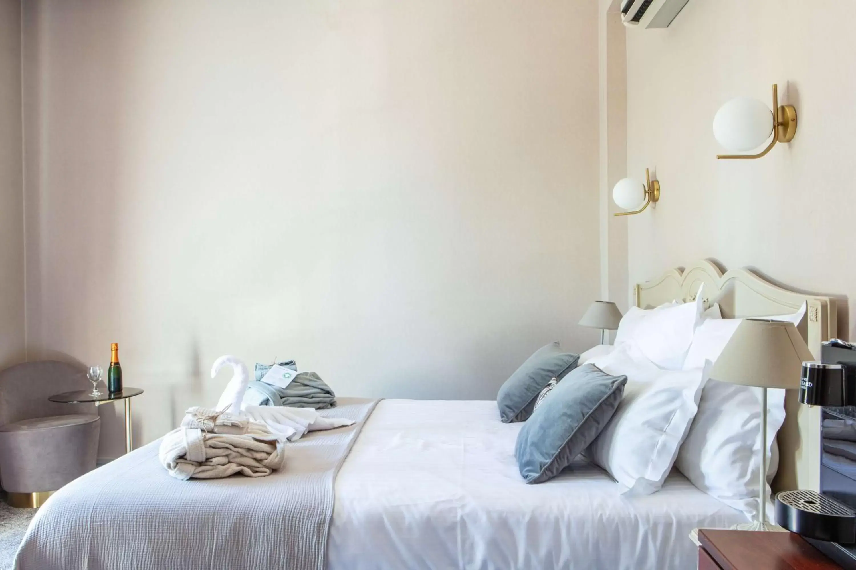 Photo of the whole room, Bed in Hôtel Le Maxime - Best Western Signature Collection Photo of the whole room, Bed in Hôtel Le Maxime - Best Western Signature Collection