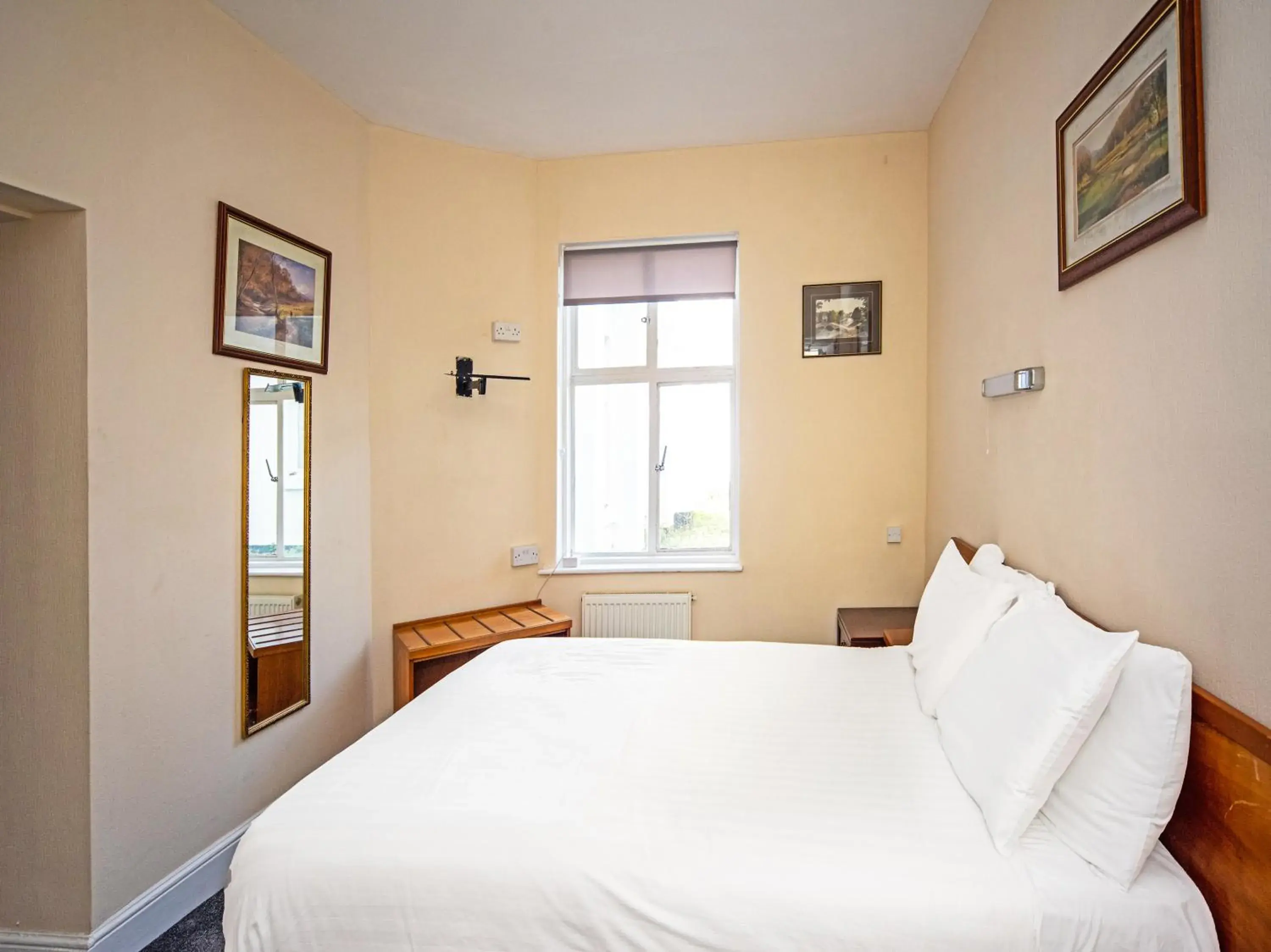 Bedroom, Bed in The Sherwood Palm Hotel, Torquay Beach