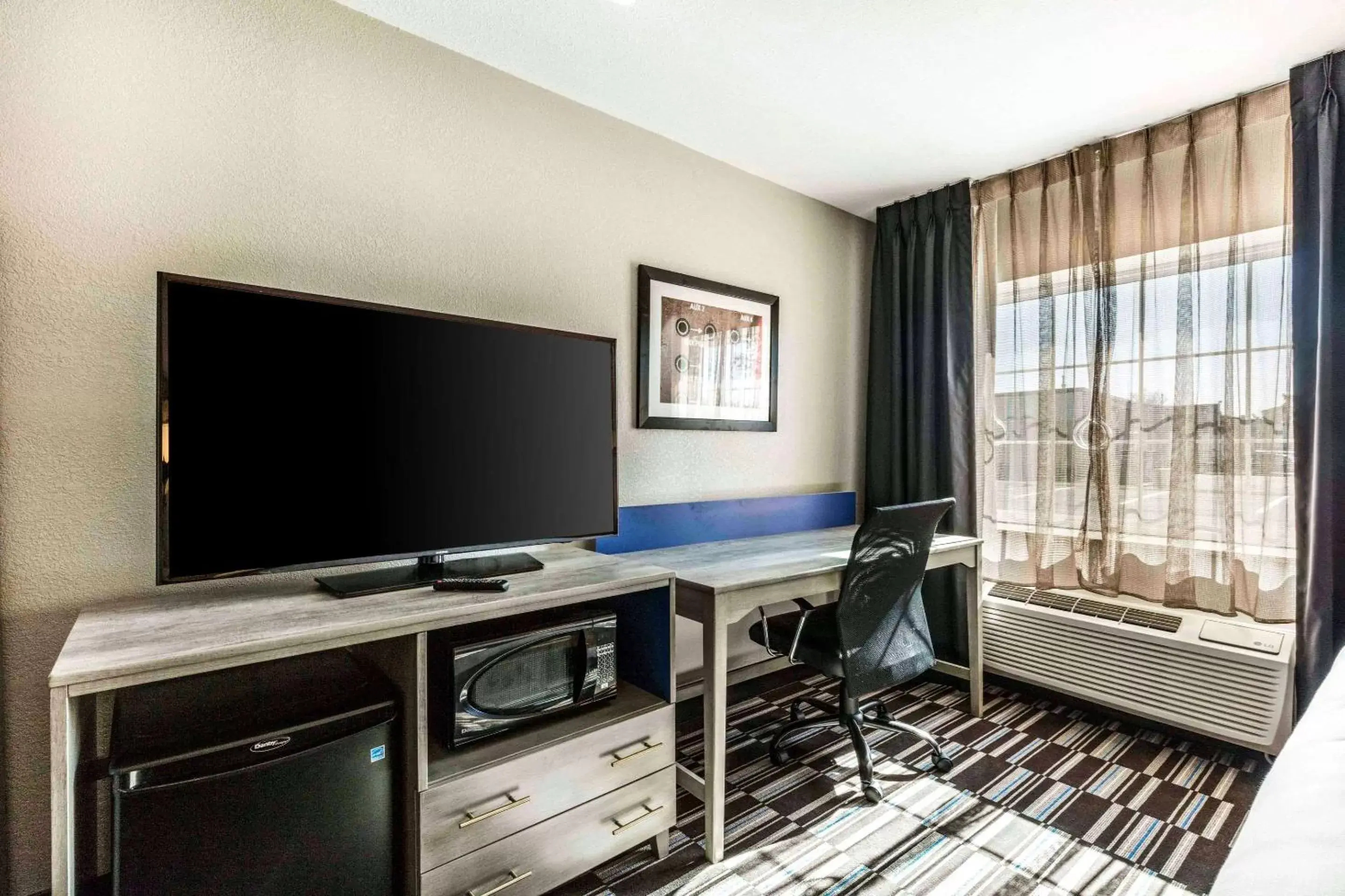 Photo of the whole room, TV/Entertainment Center in Comfort Inn Airport