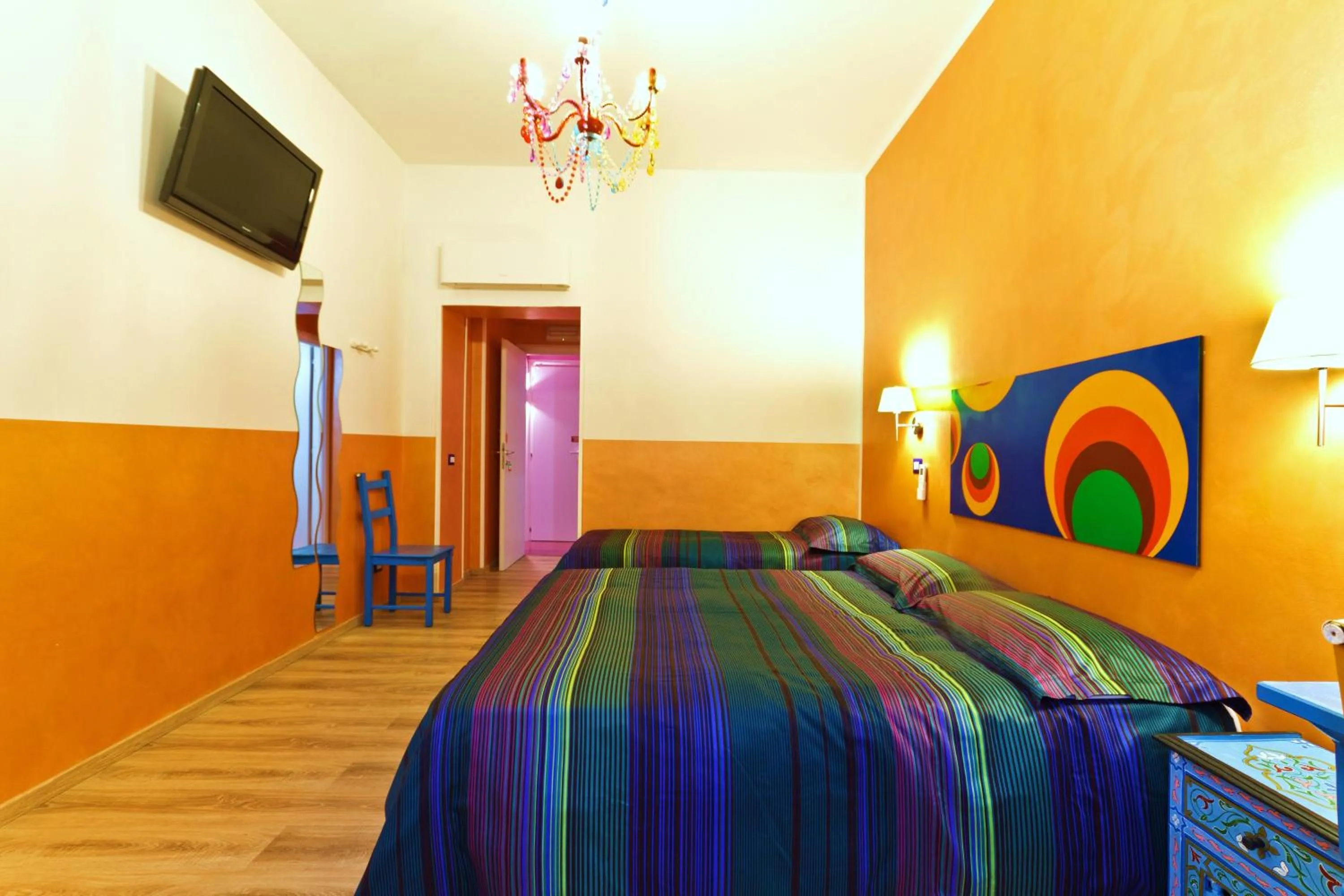 Photo of the whole room, Bed in Dream Station