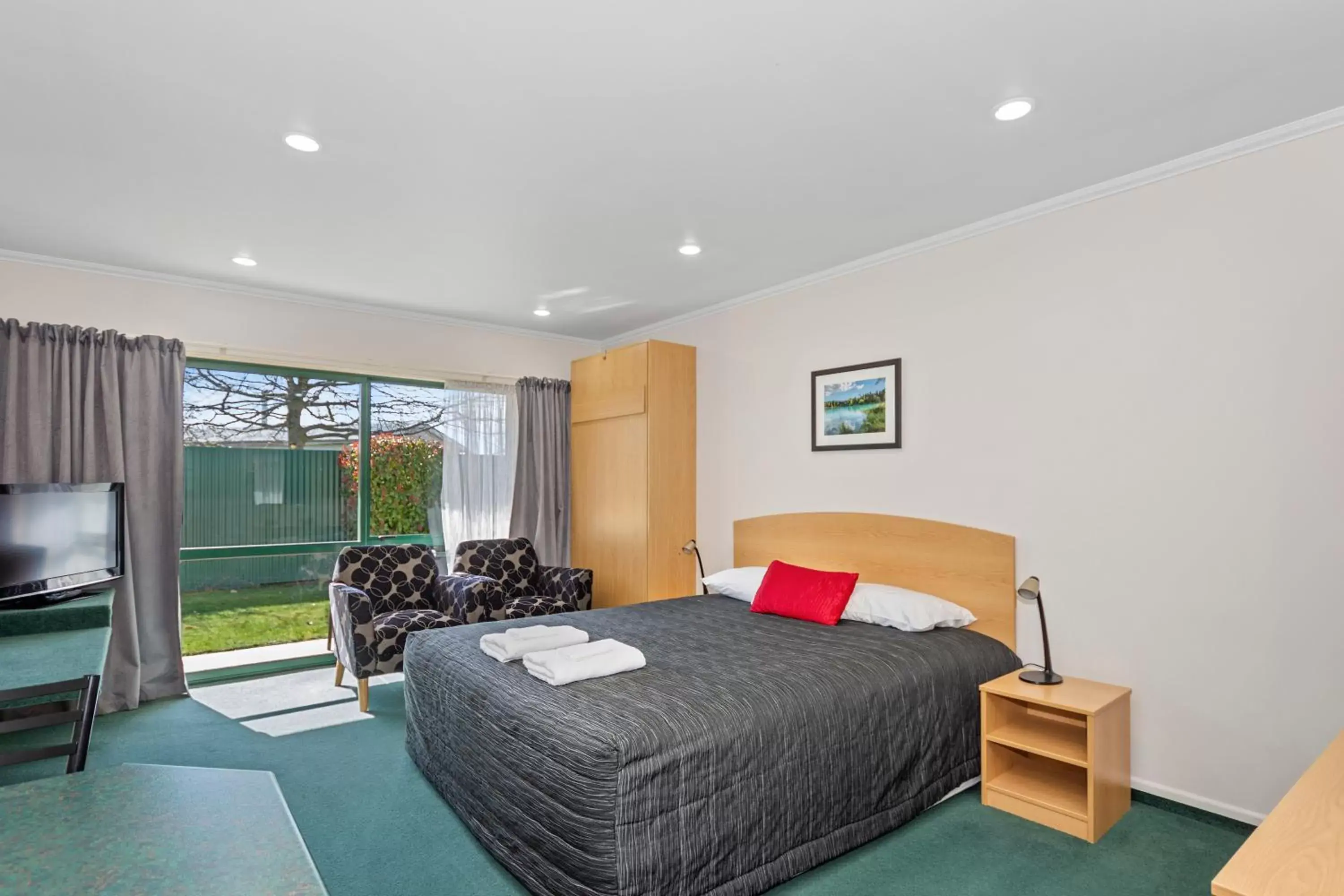 Bedroom in The Lakes Motel