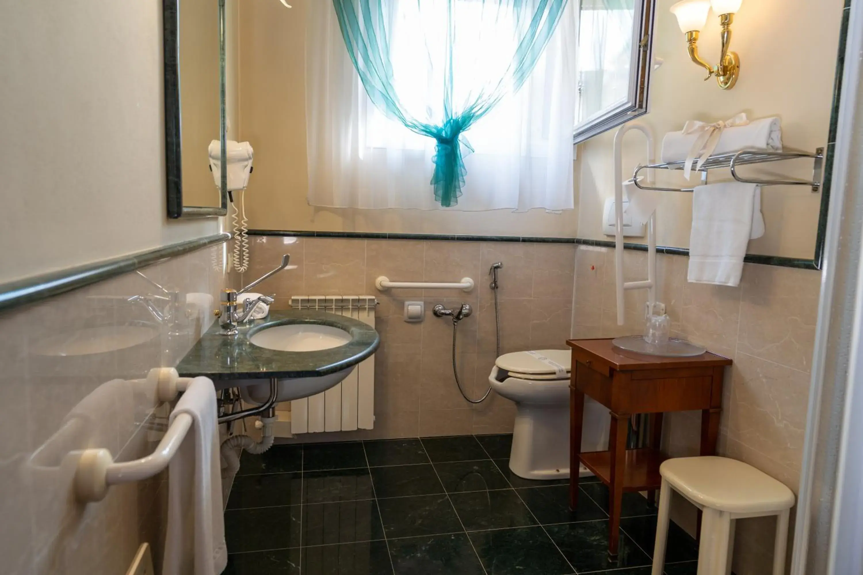 Toilet, Bathroom in Le Muse Hotel