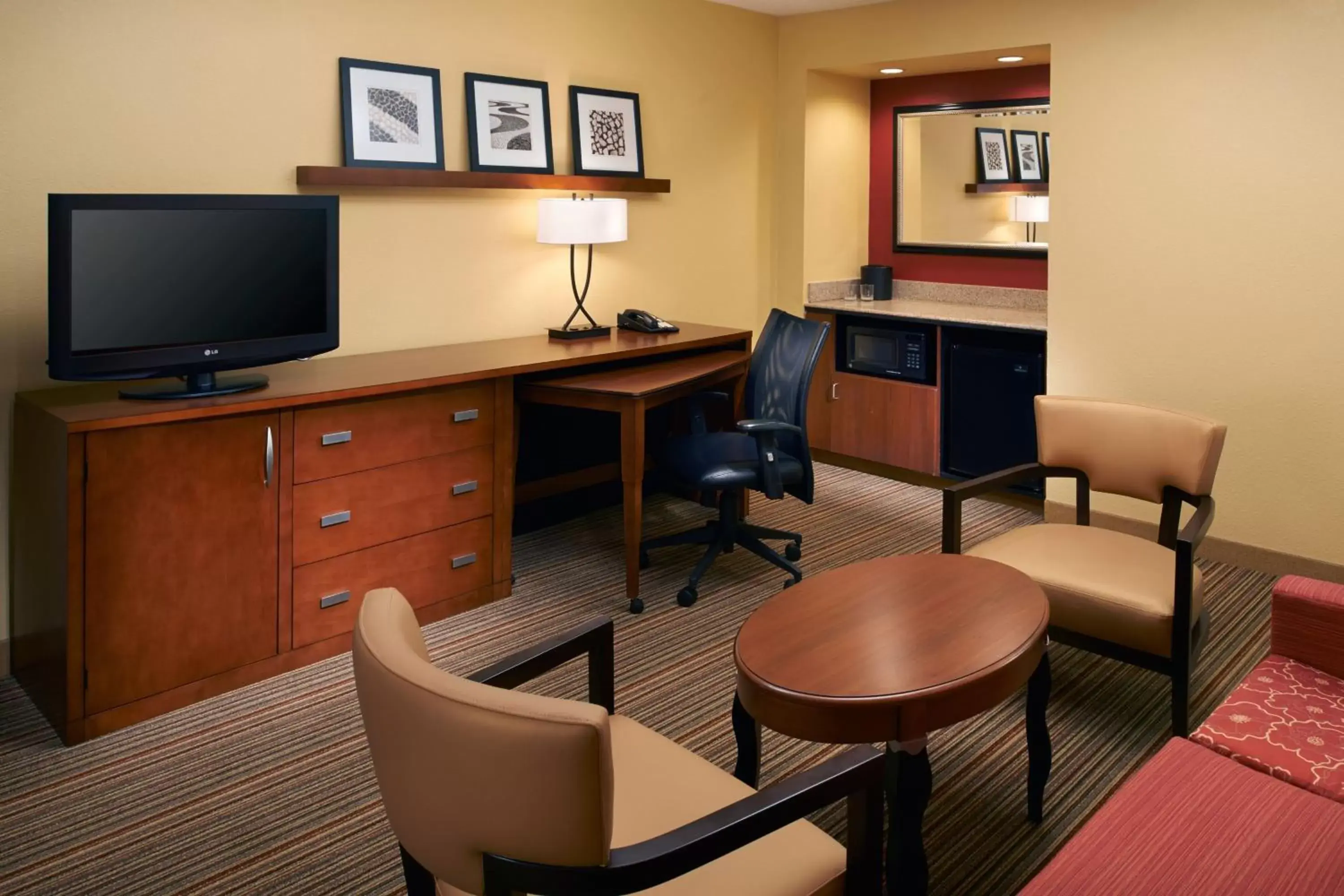 Living room, TV/Entertainment Center in Courtyard by Marriott Louisville East