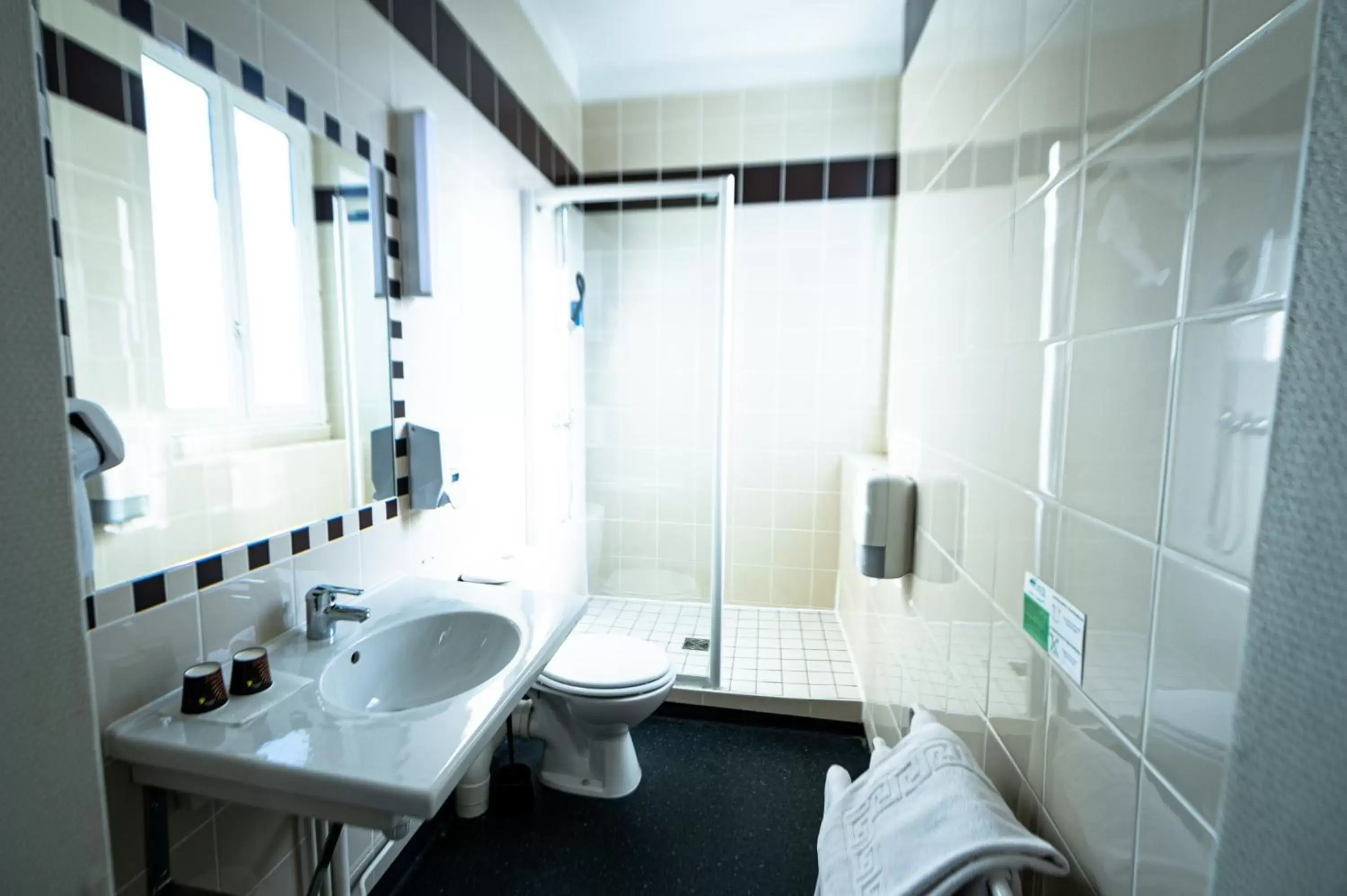 Bathroom in Brit Hotel Confort Auclair