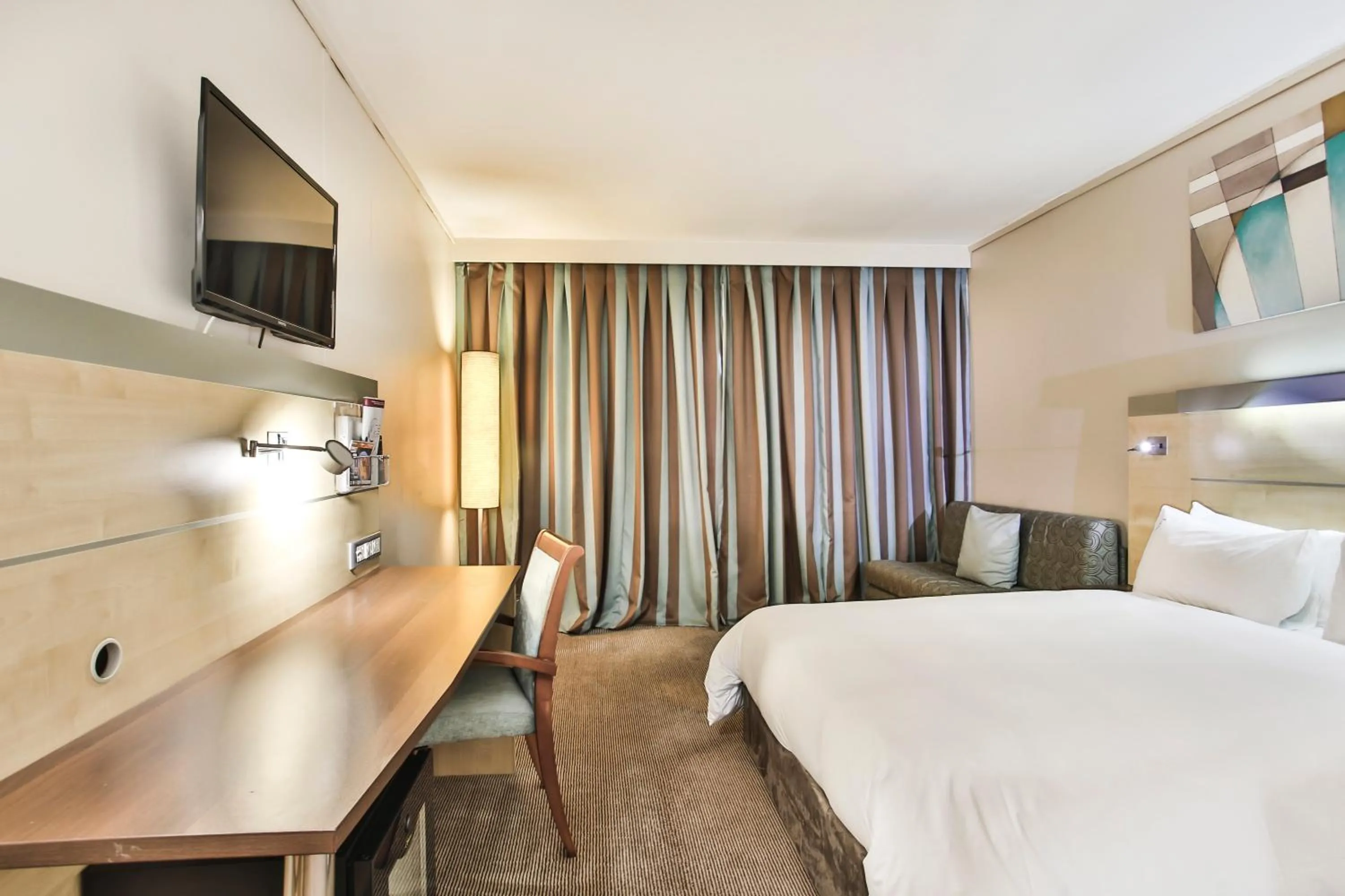 Photo of the whole room, Bed in Holiday Inn Express Sandton-Woodmead by IHG