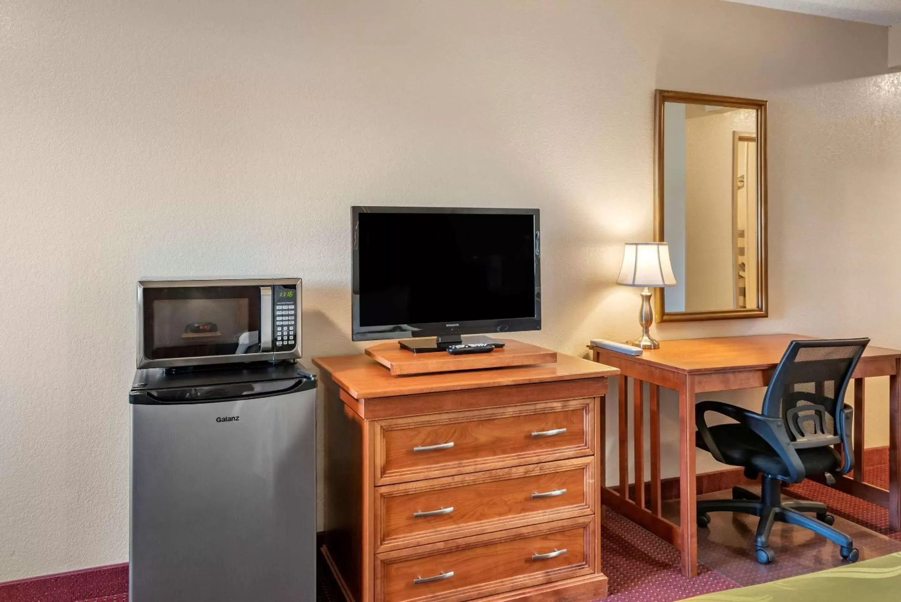 Photo of the whole room, TV/Entertainment Center in Quality Inn Grand Junction near University