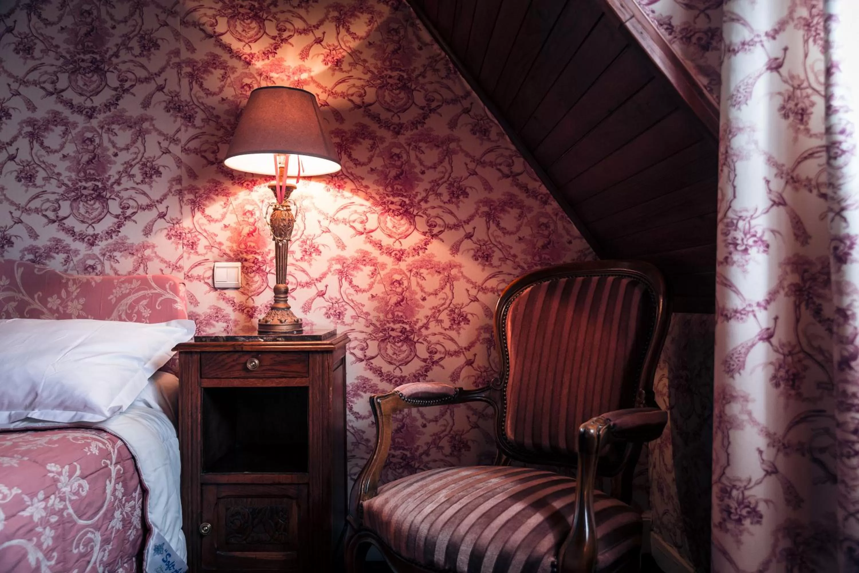 Bed in Hôtel des Deux Clefs