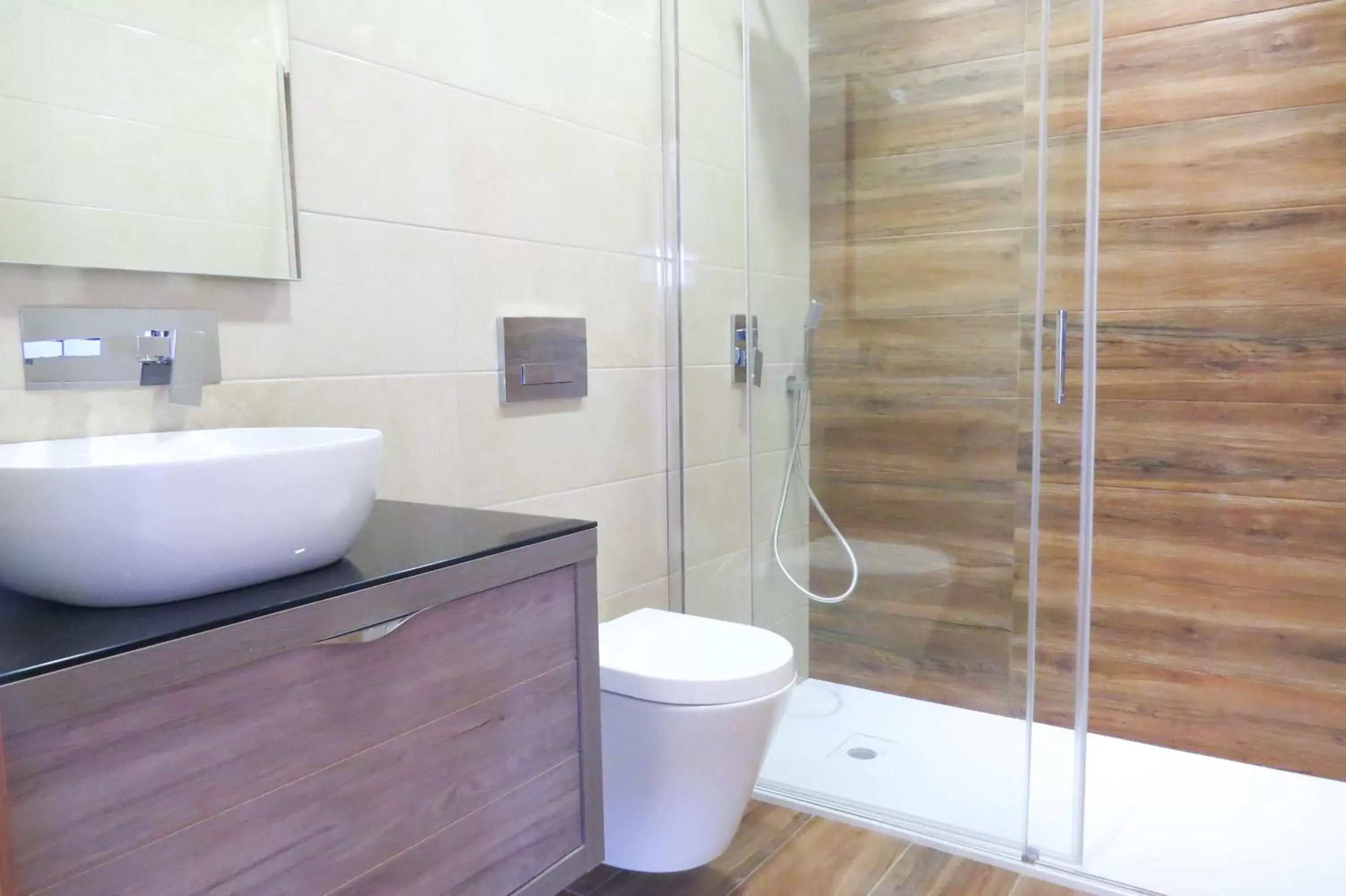 Shower, Bathroom in Casa Miradouro
