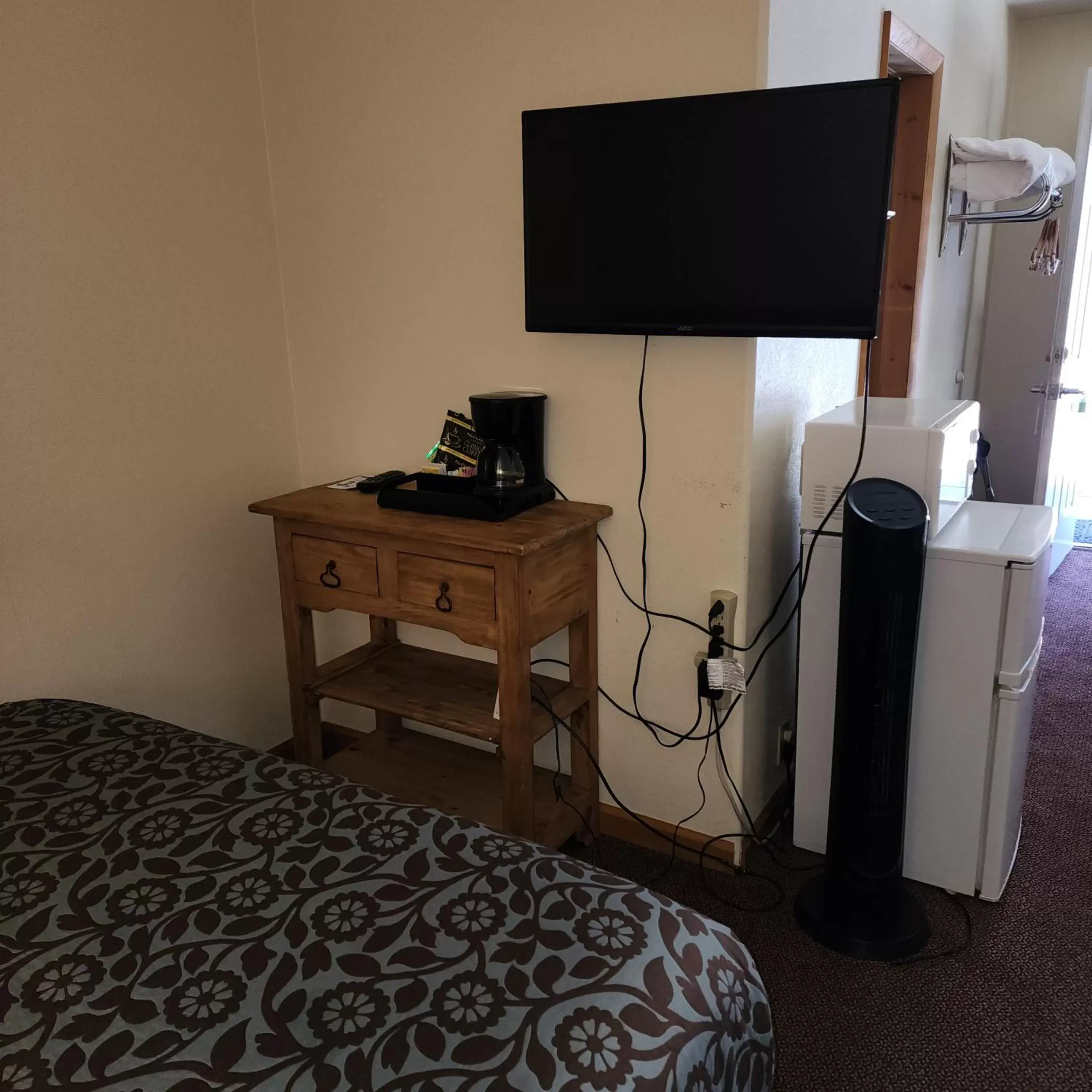 Bedroom, TV/Entertainment Center in Canyon Motel