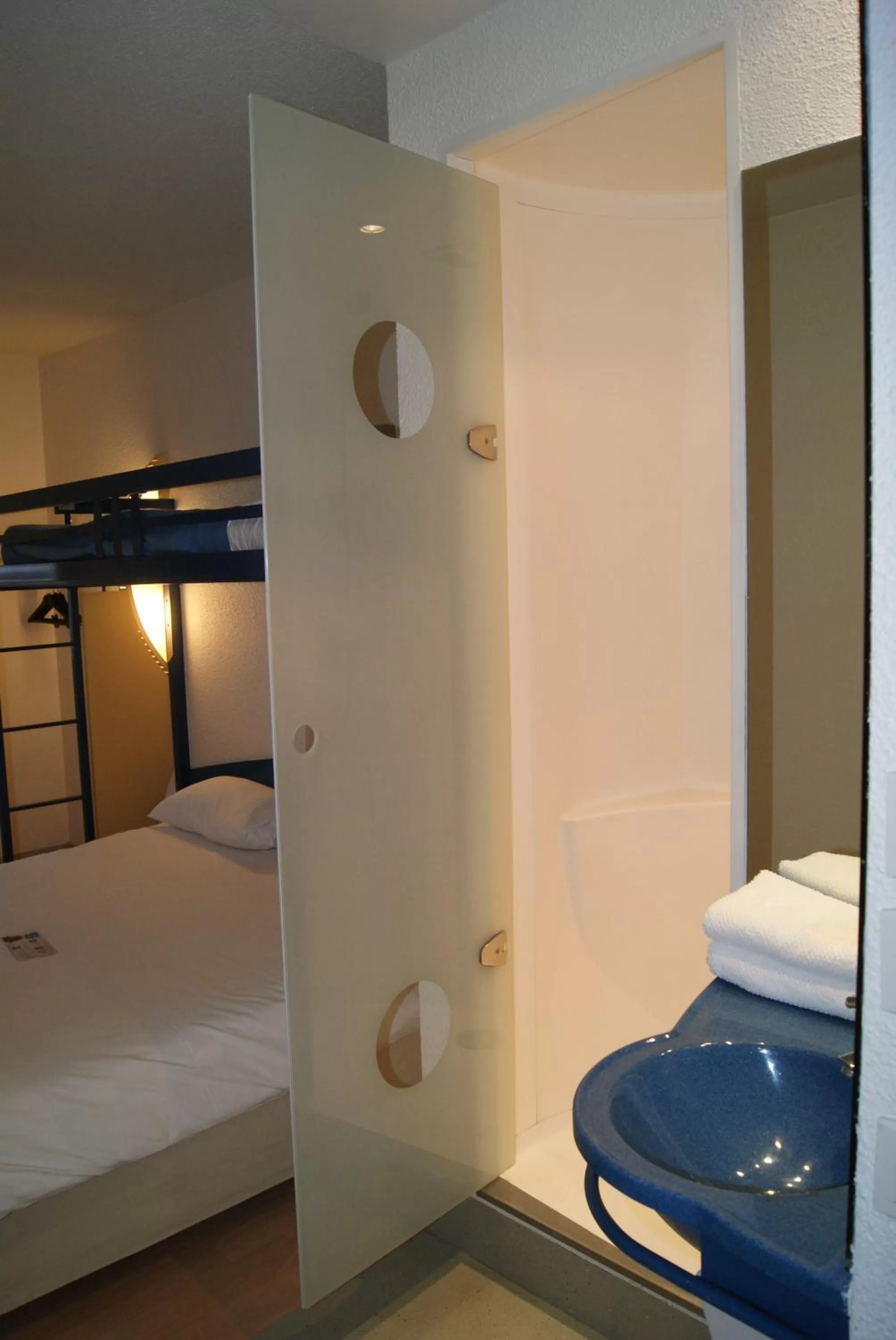 Bathroom, Bed in ibis budget Nevers Varennes Vauzelles