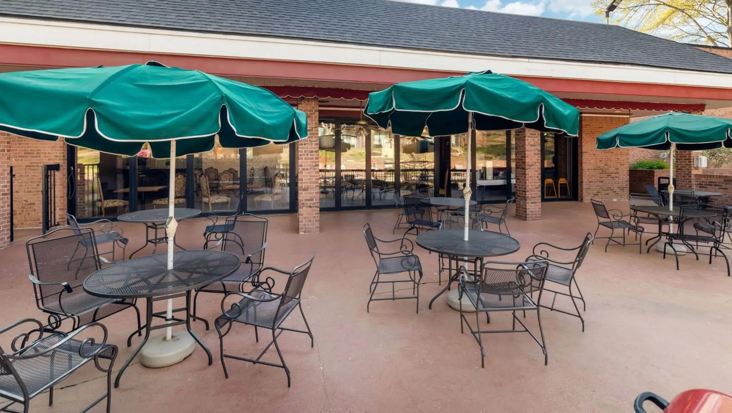 Balcony/Terrace, Restaurant/Places to Eat in Magnuson Grand Hotel and Conference Center Tyler