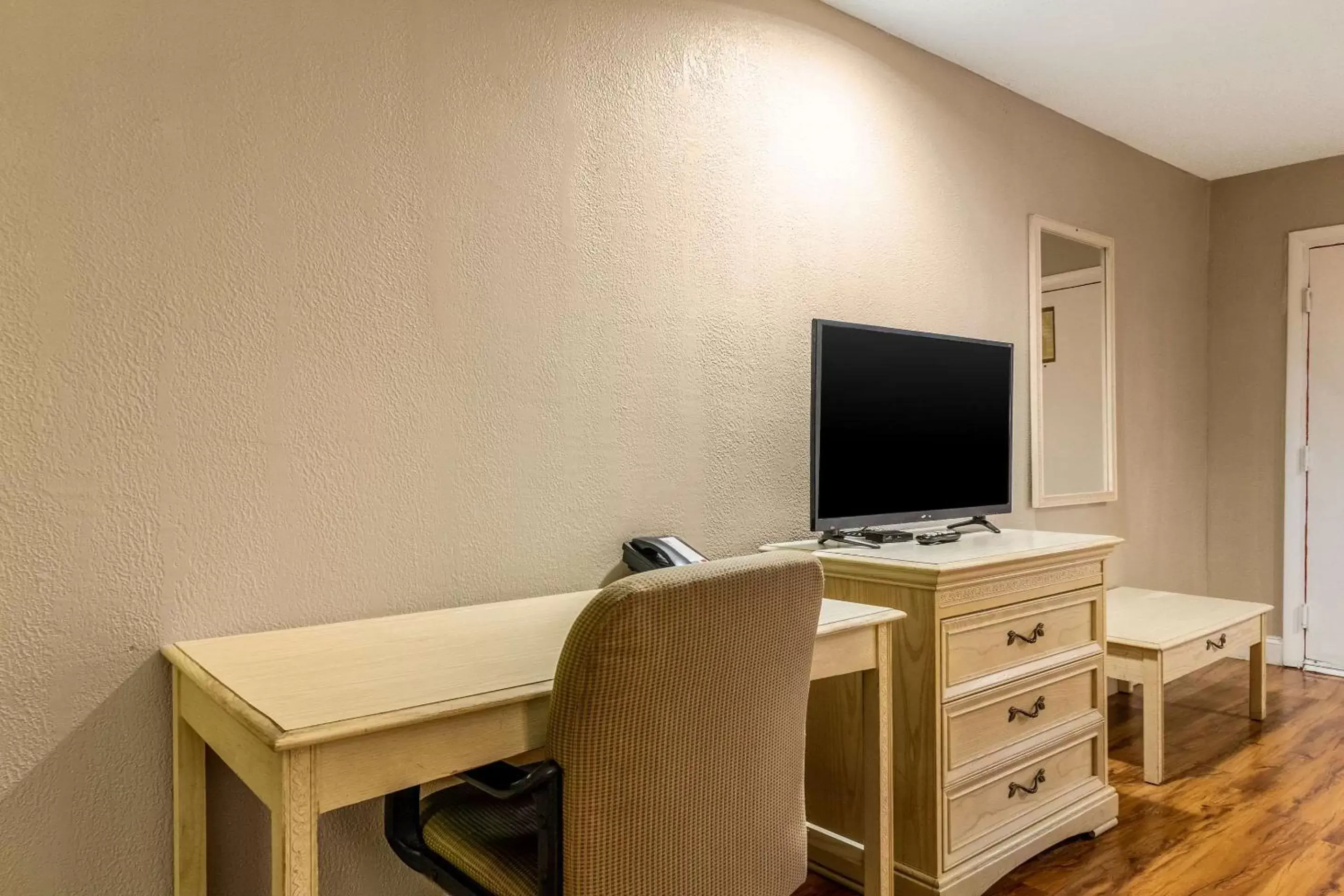 Photo of the whole room, TV/Entertainment Center in Econo Lodge Berea