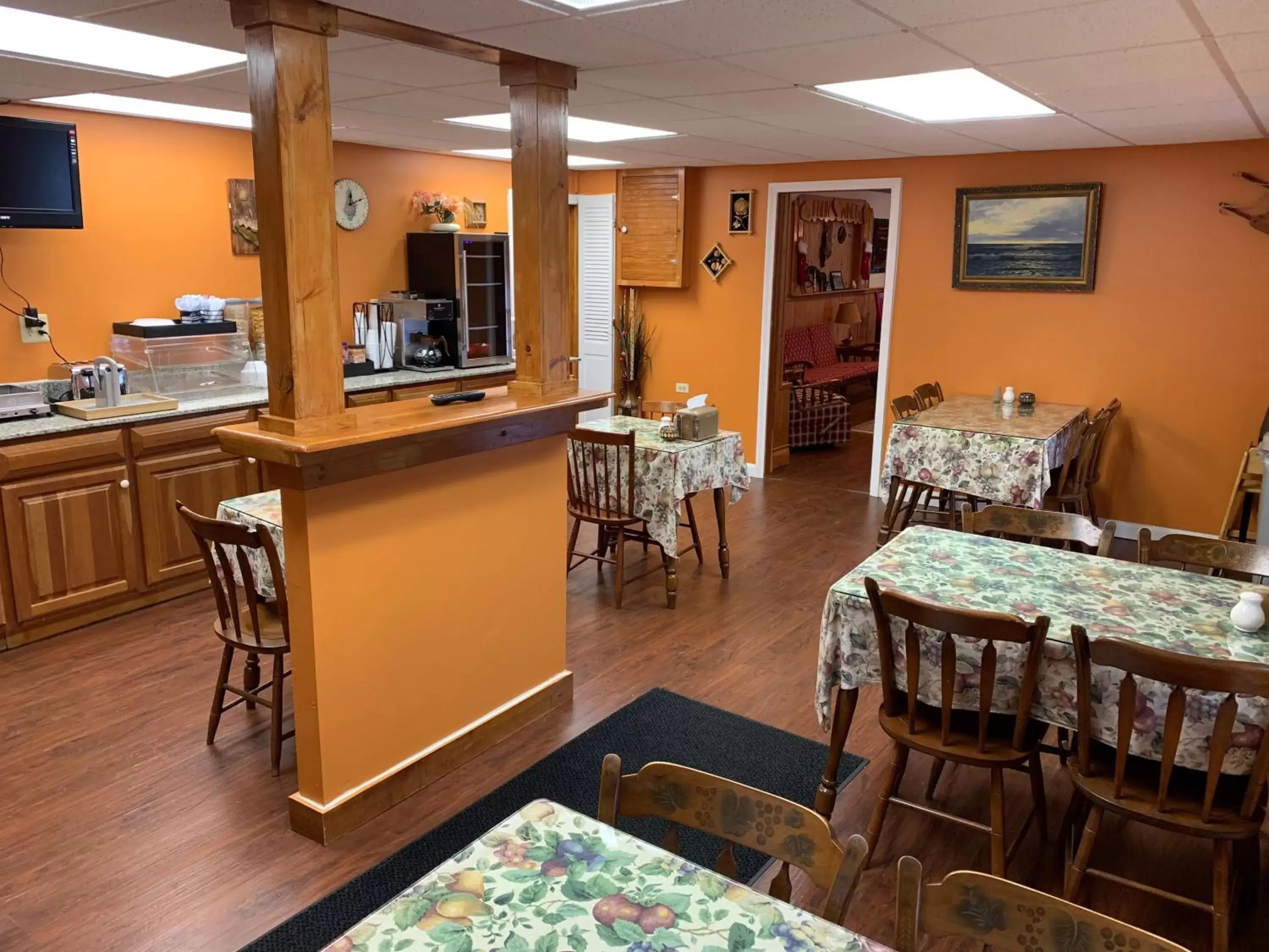 Continental breakfast, Restaurant/Places to Eat in Four Winds Country Motel